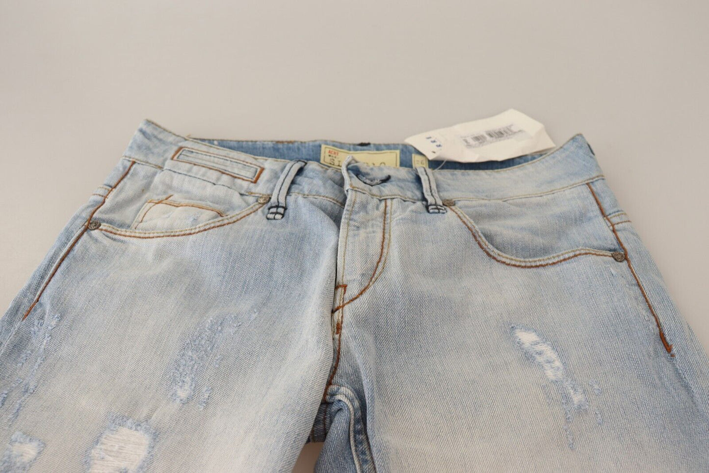 Acht Hellblaue Baumwoll-Denim-Hosenjeans mit gefaltetem Saum