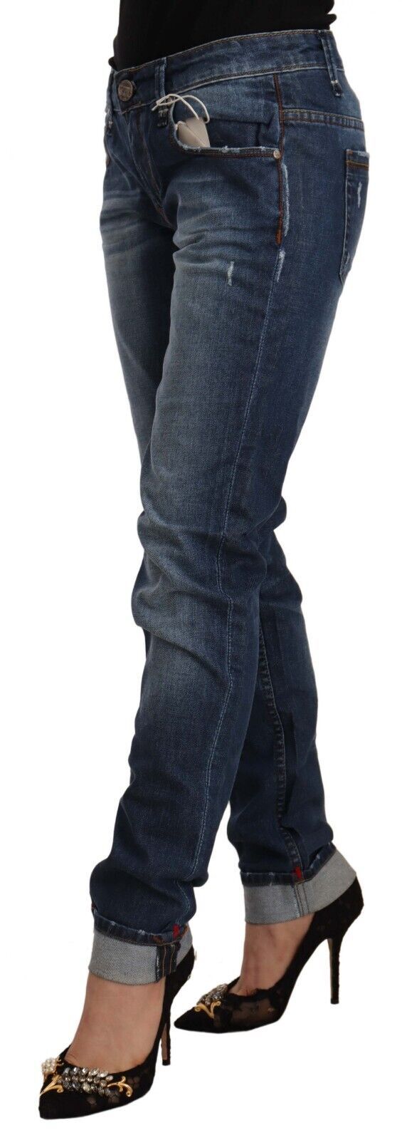 Acht Blaue gewaschene Jeans mit schmalem Bund und gefaltetem Saum aus Denim