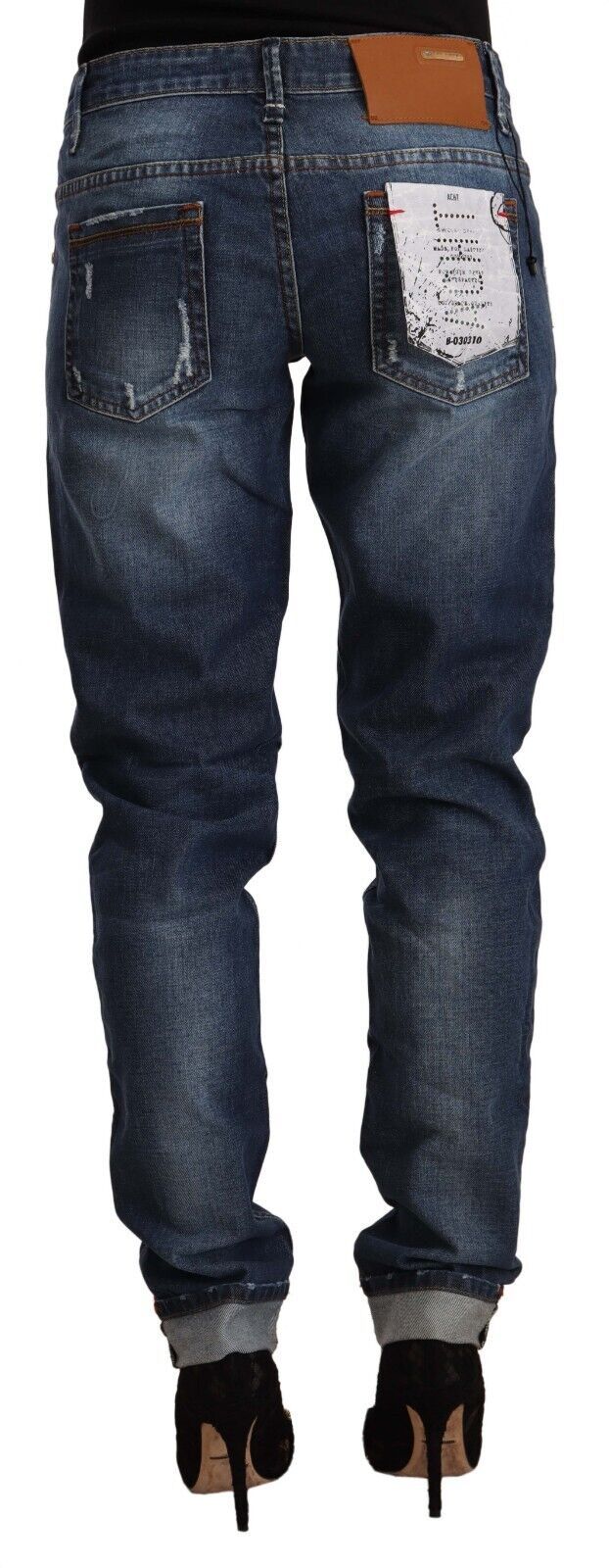 Acht Blaue gewaschene Jeans mit schmalem Bund und gefaltetem Saum aus Denim