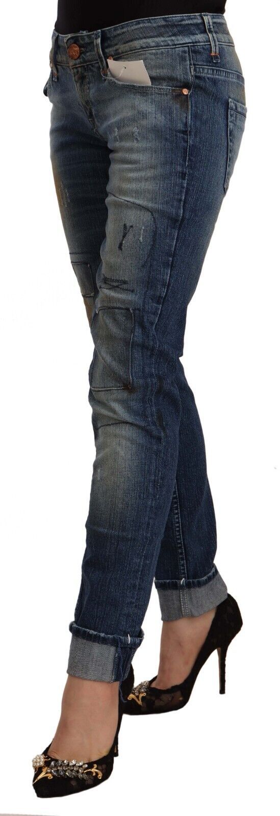 Acht Blau gewaschene Jeans mit niedrigem Bund und gefaltetem Saum