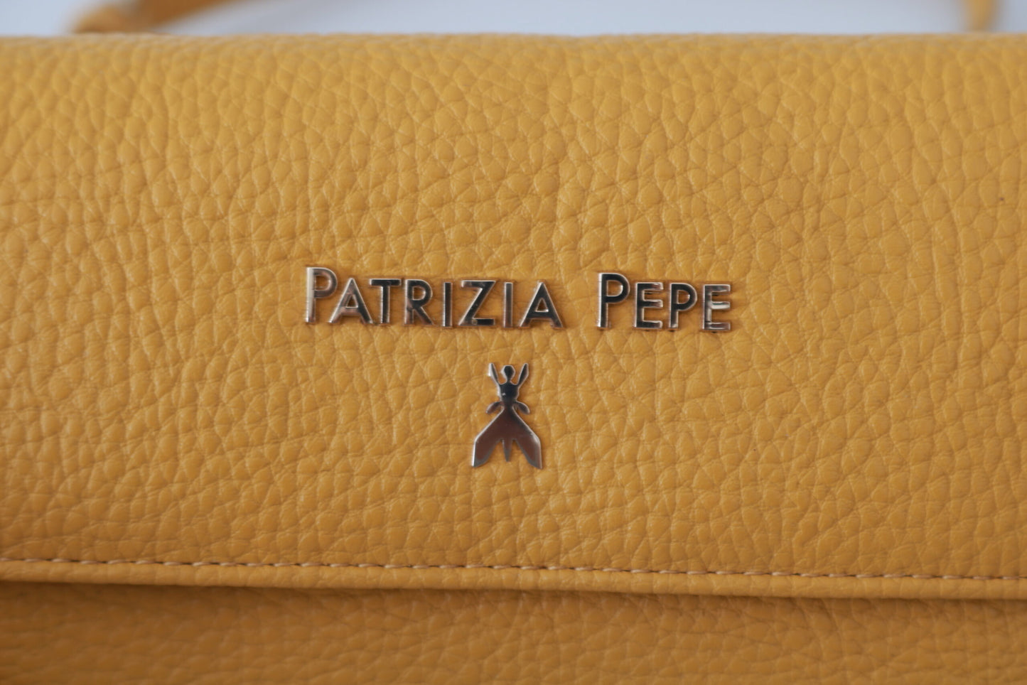 Patrizia Pepe Gelbe Logo-Leder-Schulterriemen-Slingtasche