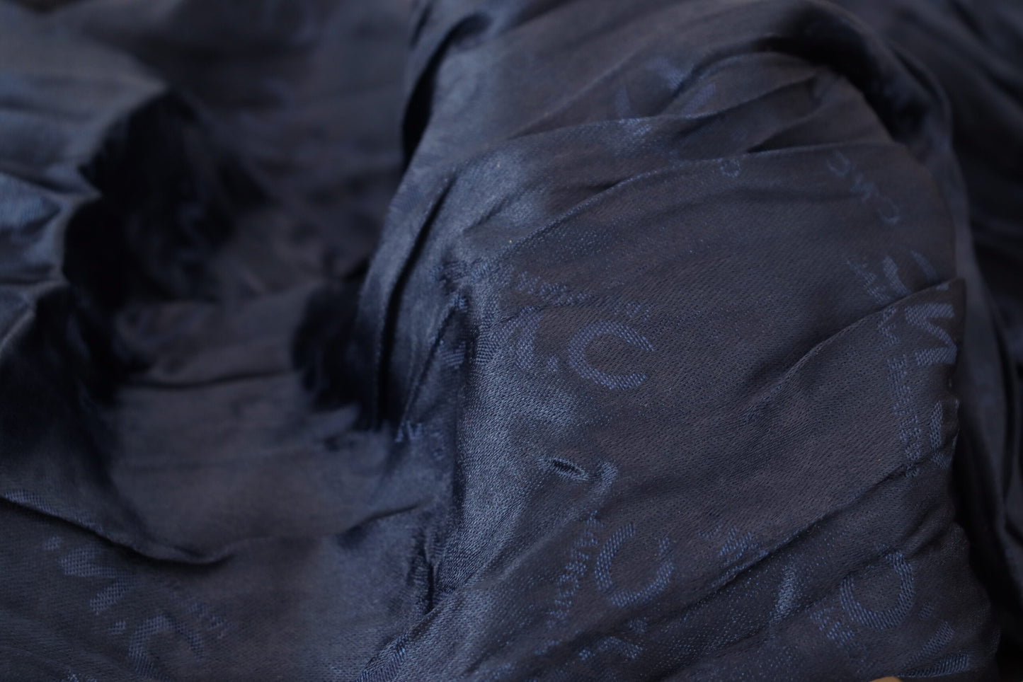 Costume National Blauer Seidenschal Foulard Fransenschal