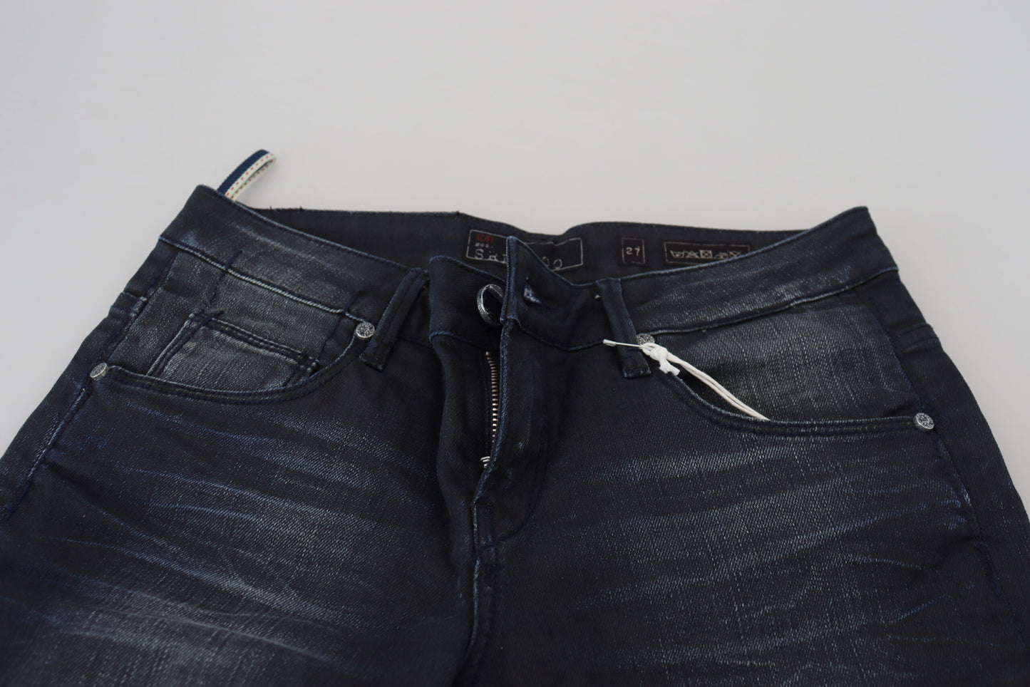 Acht Blaue gewaschene Jeans mit niedriger Taille und schmaler Passform aus Baumwoll-Denim