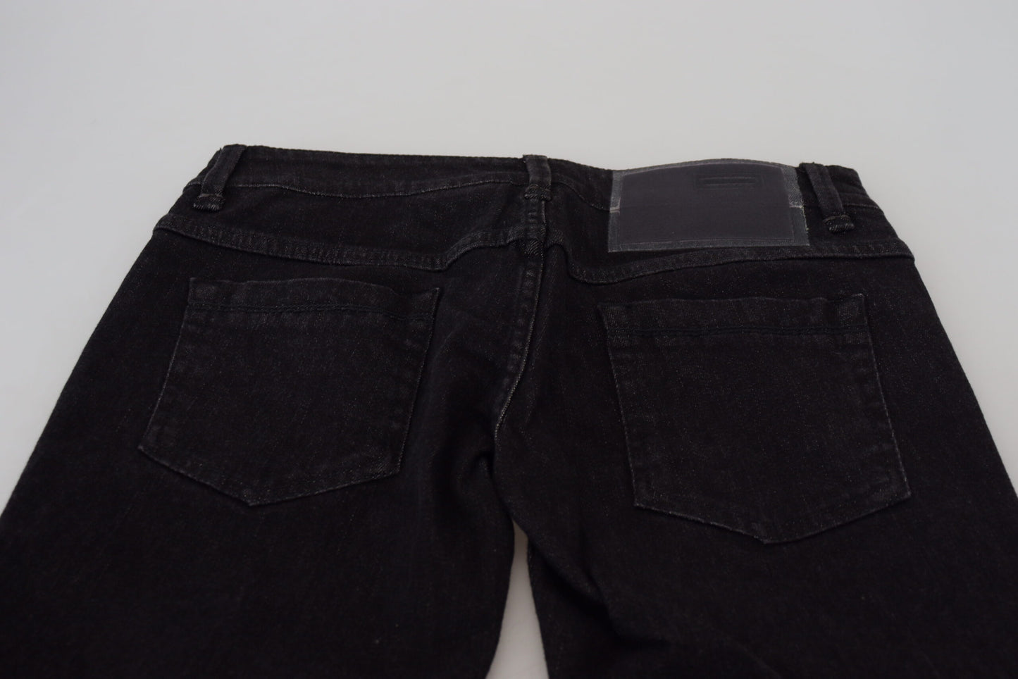 Acht Schwarze Slim Fit Baumwoll-Denim-Jeans mit niedriger Taille