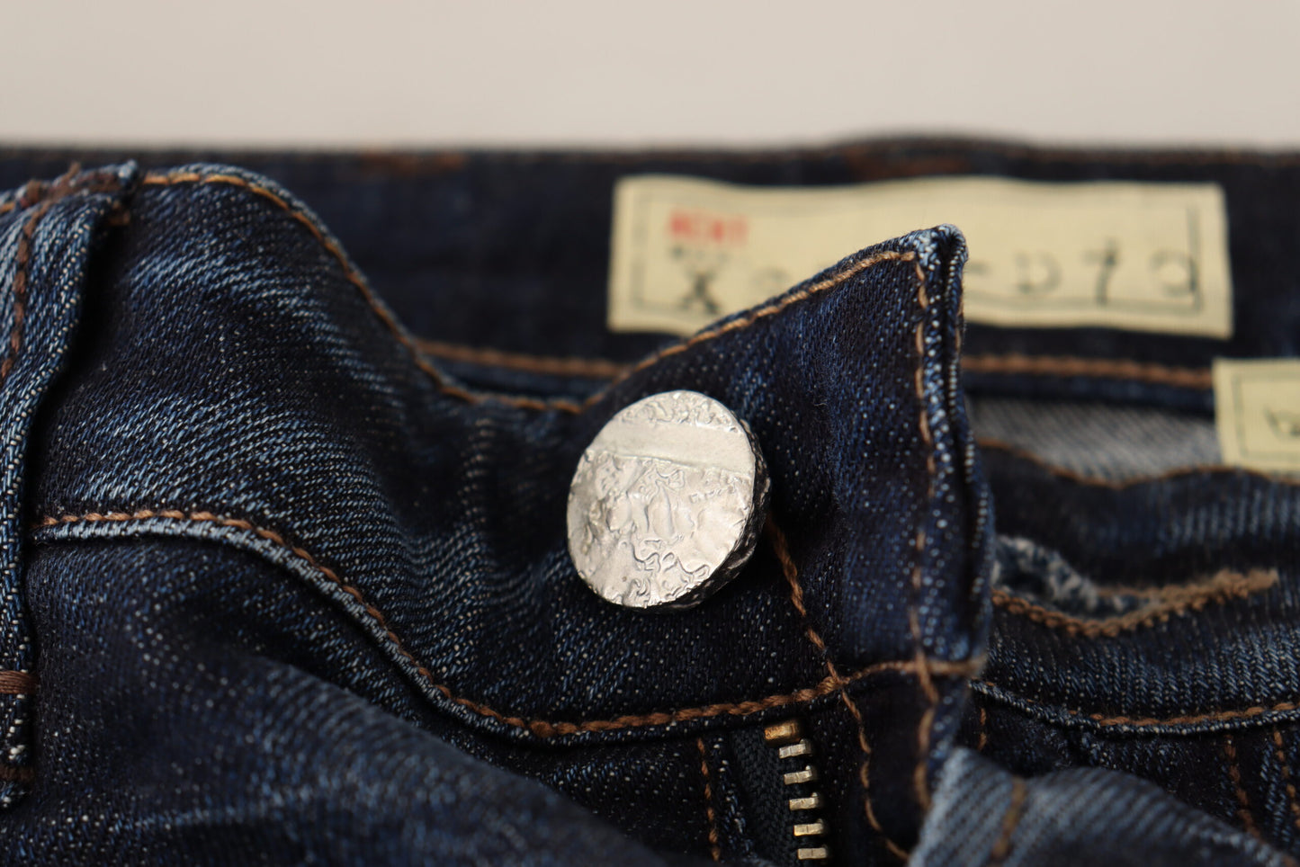 Acht Blaue Skinny Denim Jeans aus gewaschener Baumwolle mit niedriger Taille
