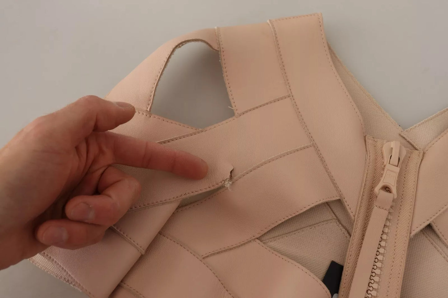 Dsquared² Beigefarbenes Etuikleid aus Leder mit offenen Schultern