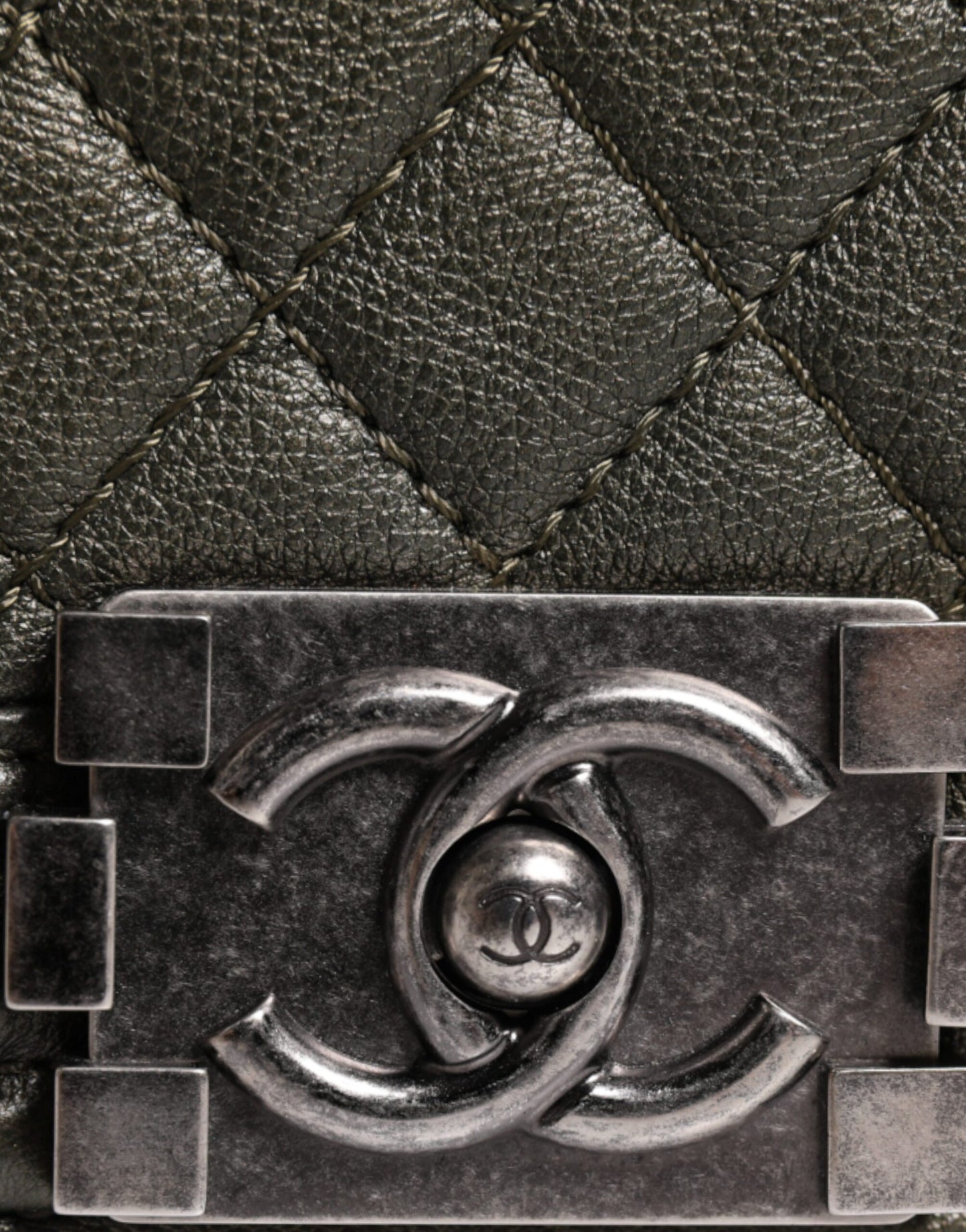 Chanel Dunkelgrüne Leder-Umhängetasche Graue Metall-Geldbörse Tasche