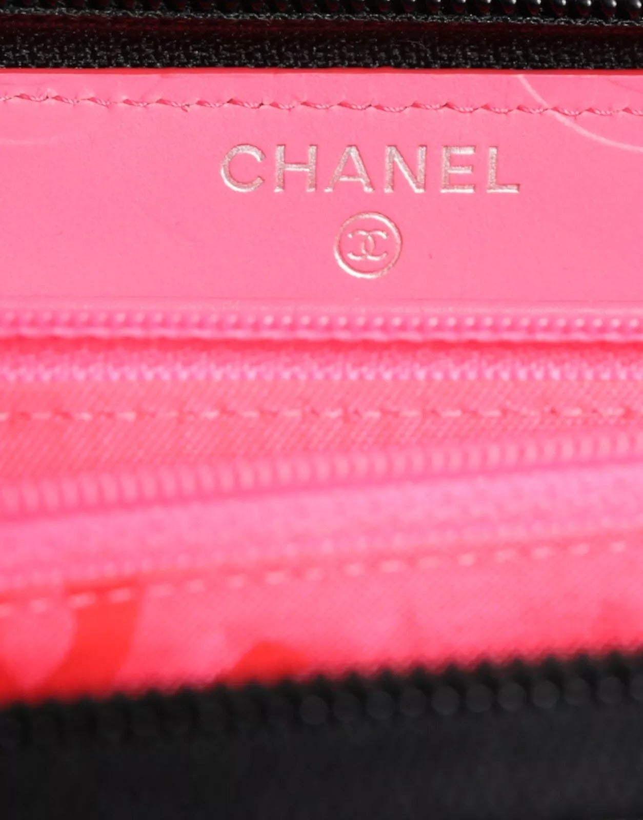 Chanel Schwarzes gestepptes Leder Logo CC Continental Zip Wallet