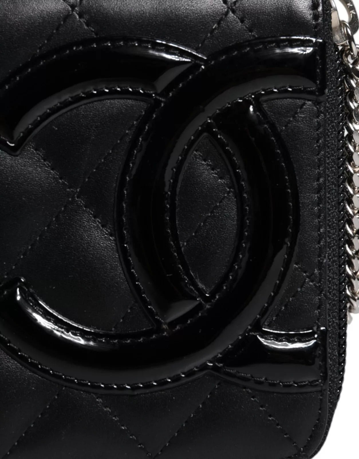 Chanel Schwarzes gestepptes Leder Logo CC Continental Zip Wallet