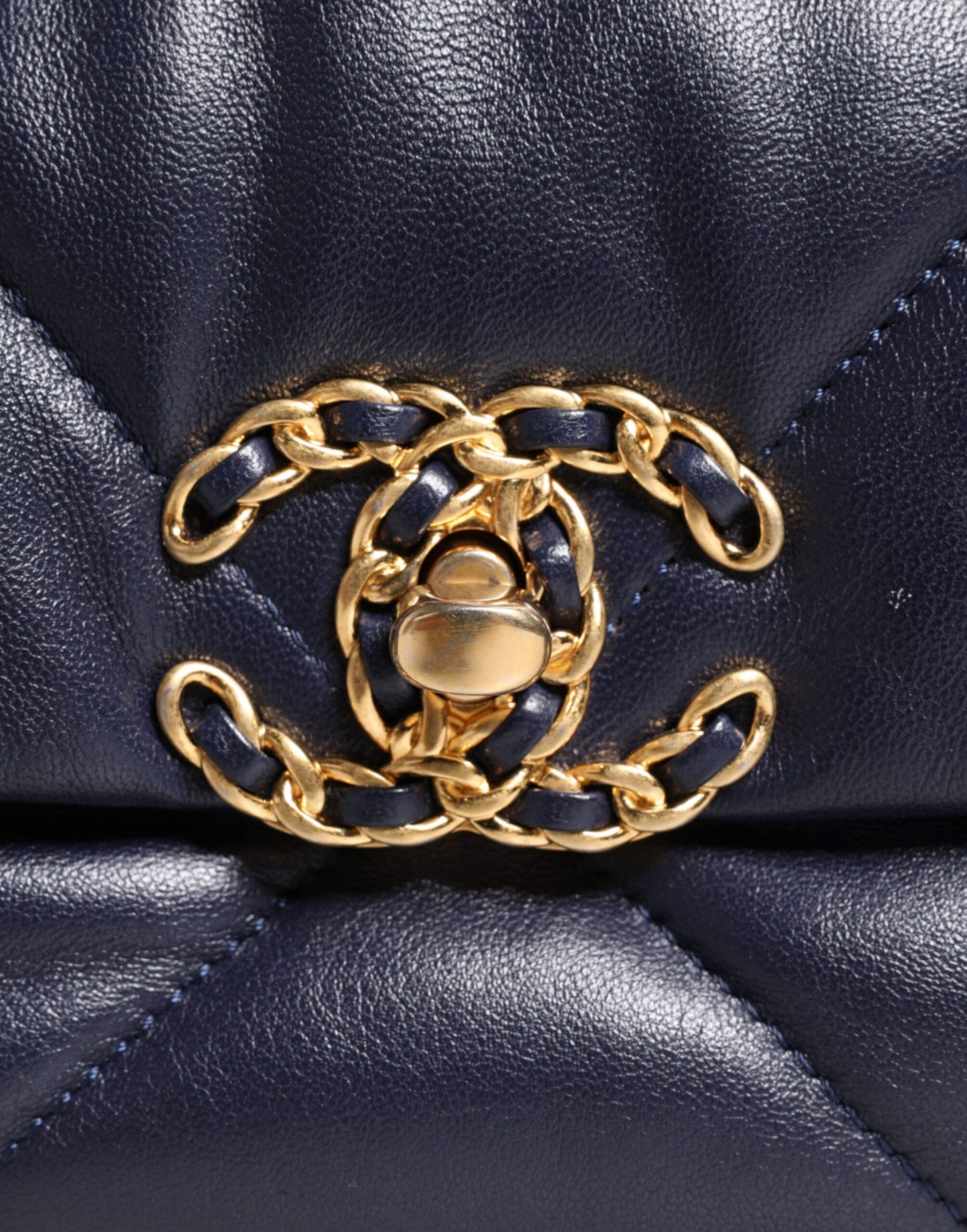 Chanel Blaue Lederumhängetasche mit gesteppter Kette