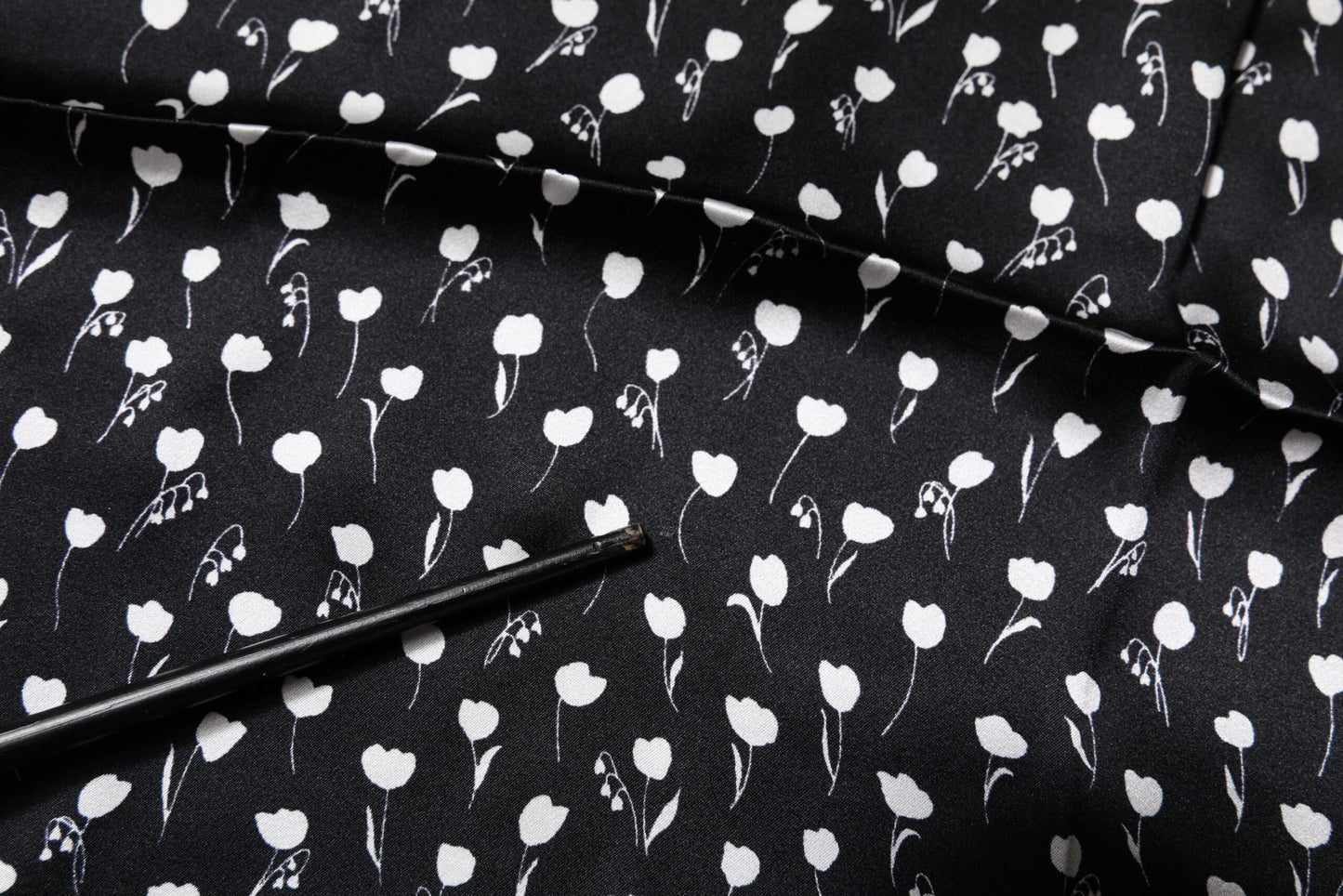 Dolce & Gabbana Schwarzer floraler Seidenschal mit quadratischem Umschlag