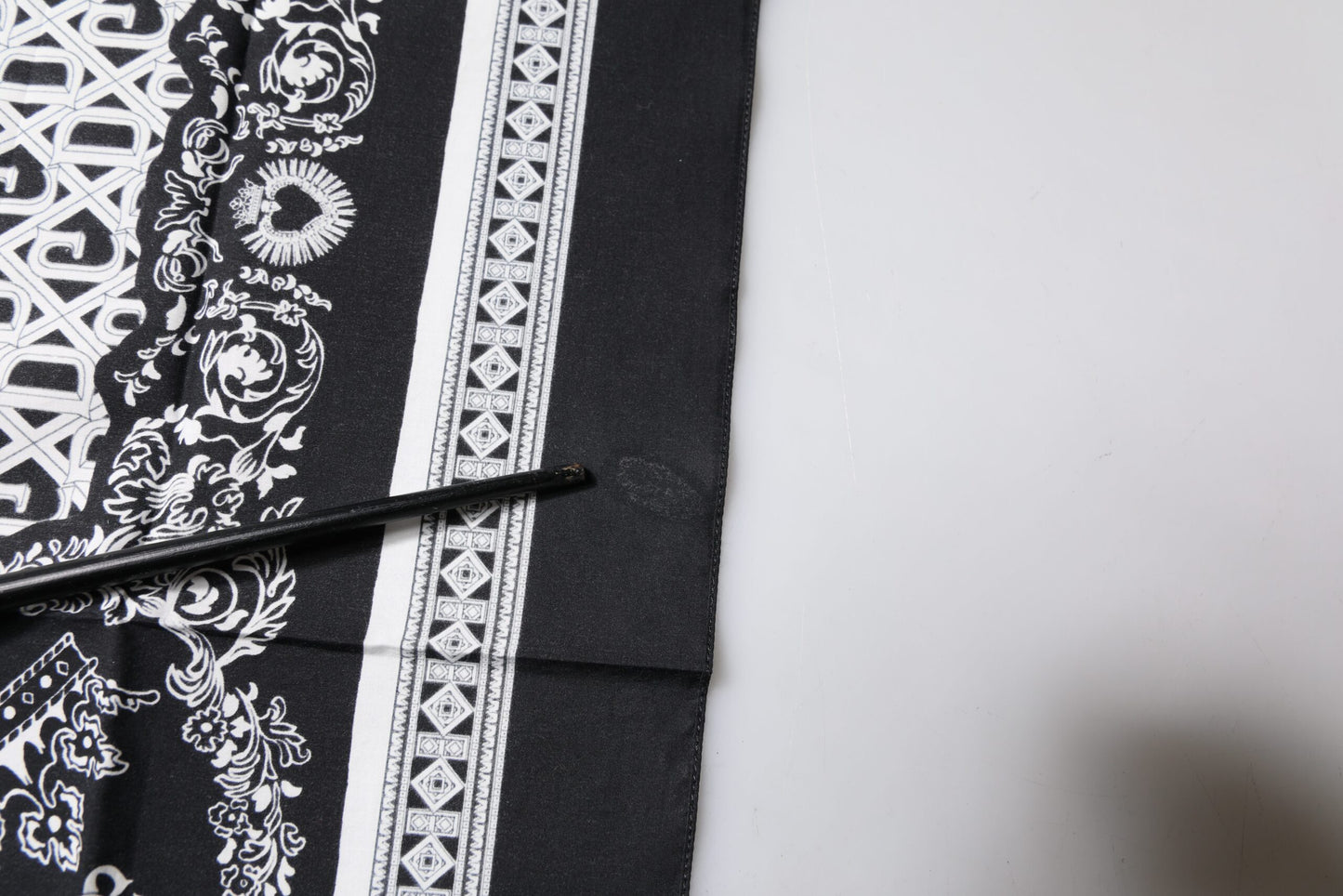 Dolce & Gabbana Schwarzes Logo Monogramm Baumwolle Taschentuchschal