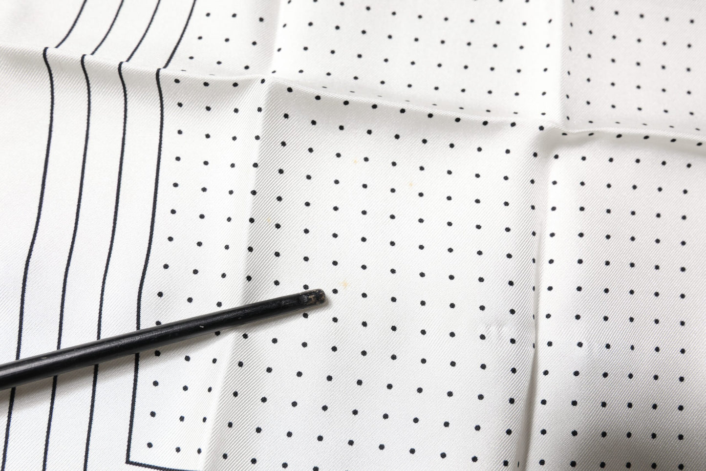 Dolce & Gabbana Weißer gepunkteter quadratischer Taschentuchschal