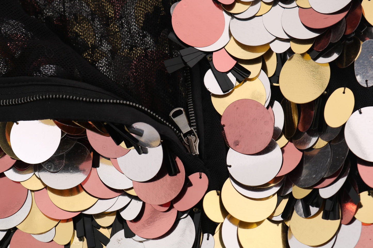 Dolce & Gabbana Goldfarbener Schößchenrock mit hoher Taille und Paillettenbesatz