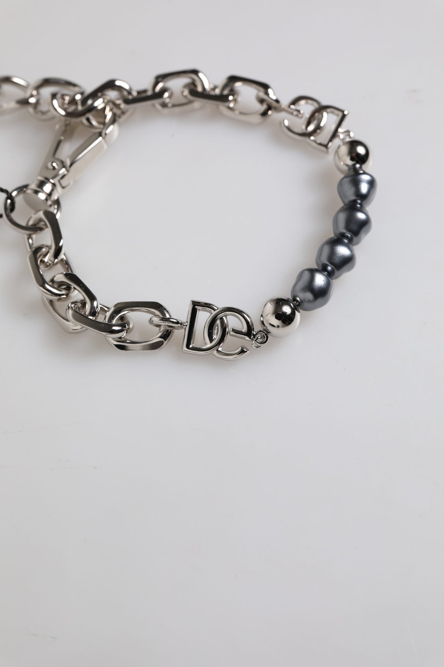 Dolce & Gabbana Silberfarbene Kette Karabinerverschluss Logo Graue Perlen Armband