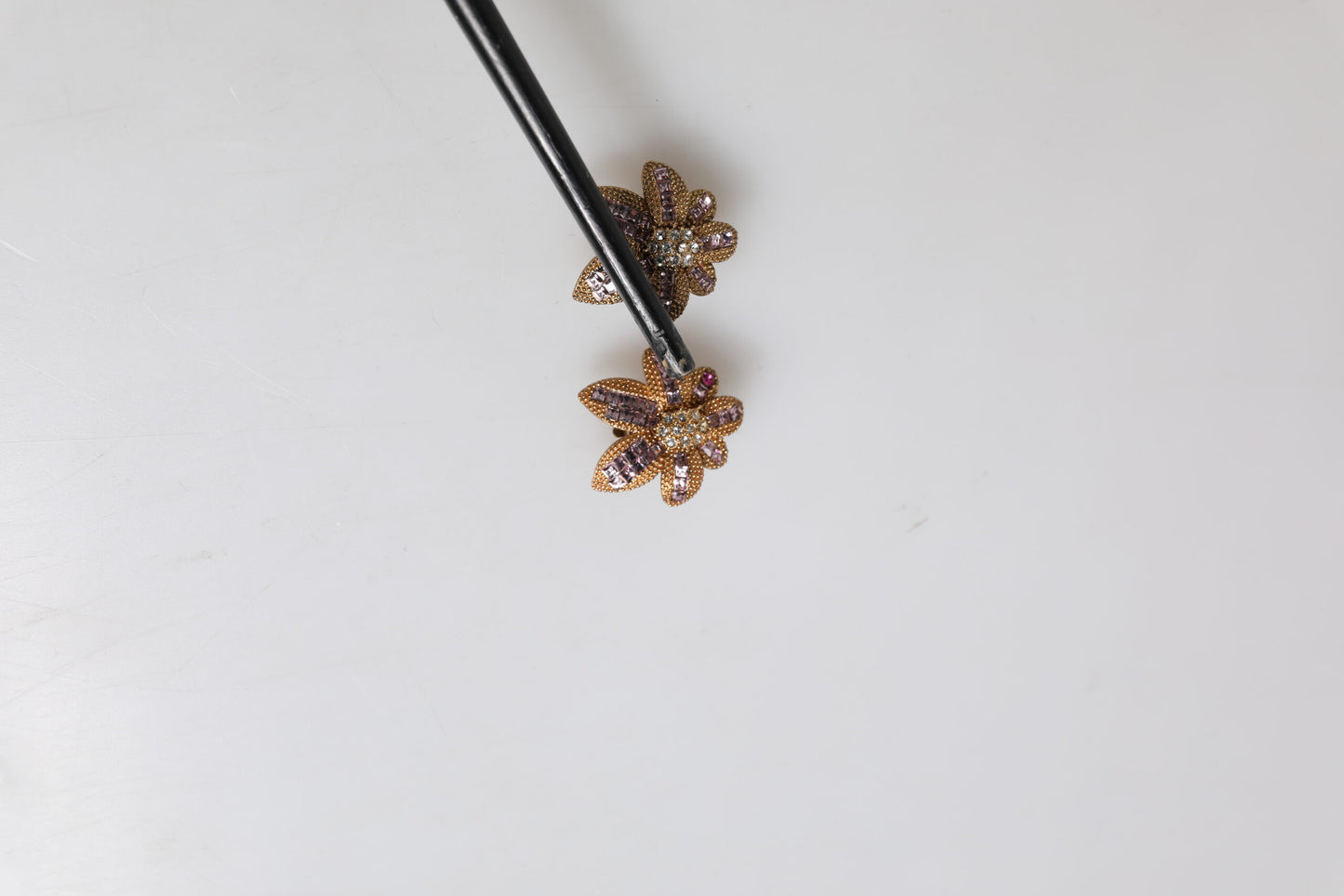 Dolce & Gabbana Gold Messing Lila Blume-förmige Kristalle Clip auf Ohrringe
