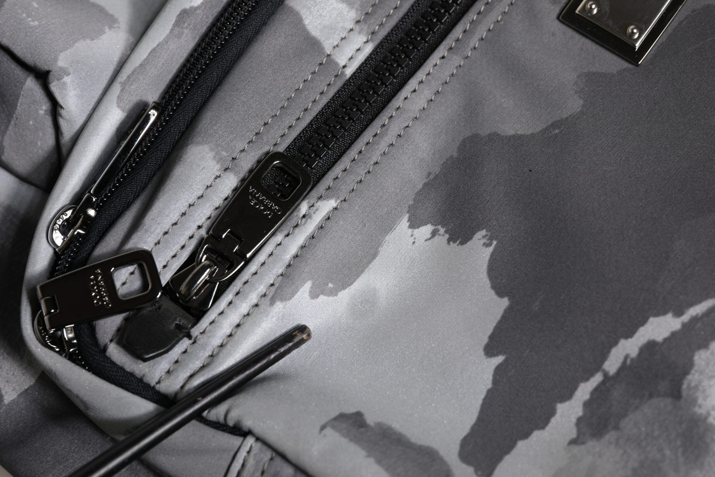 Dolce & Gabbana Schwarzer Camouflage-Schulterriemen Logo-Plakette Tasche