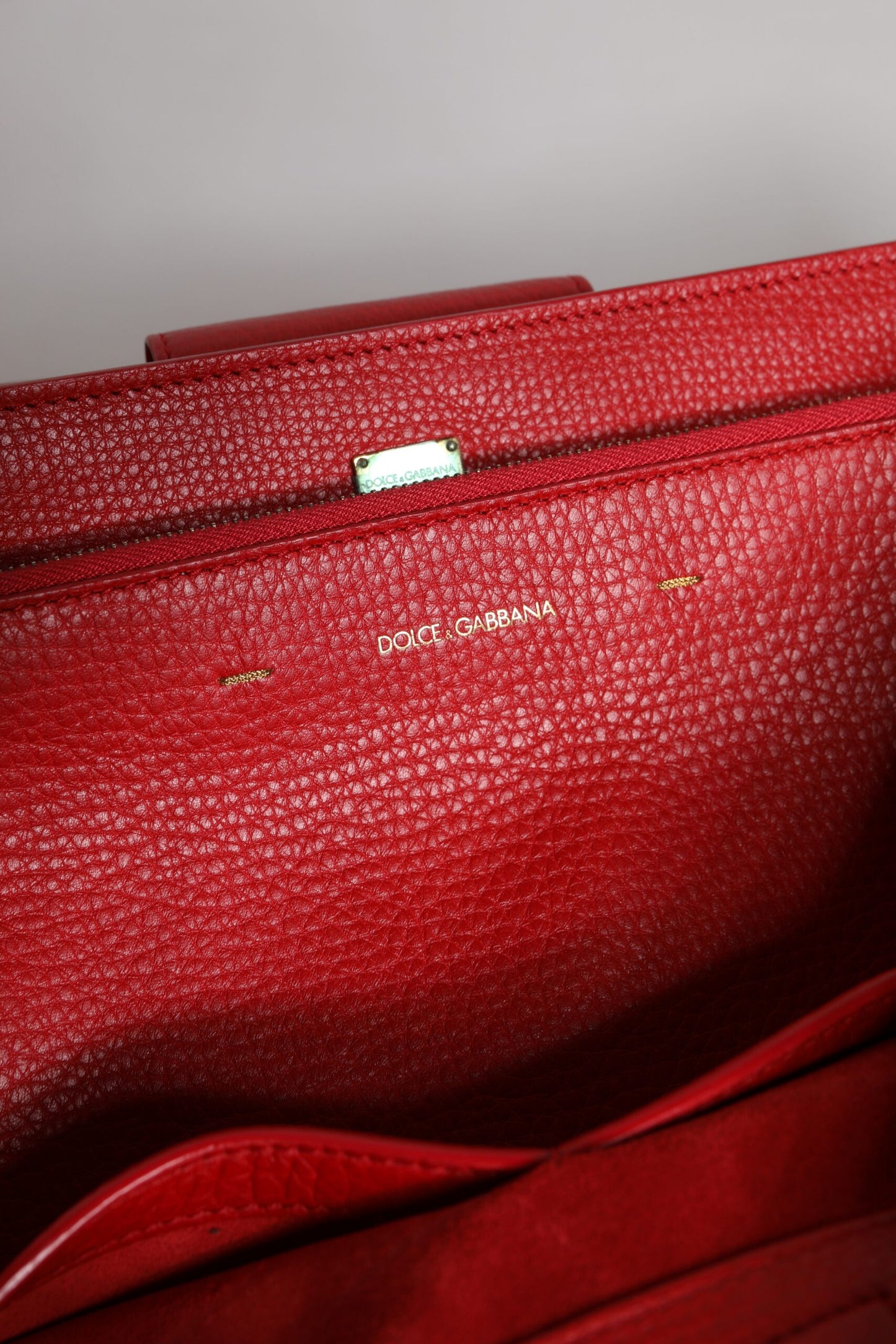 Dolce & Gabbana Rote Kalbsleder Tasche mit Logo-Plakette am oberen Griff