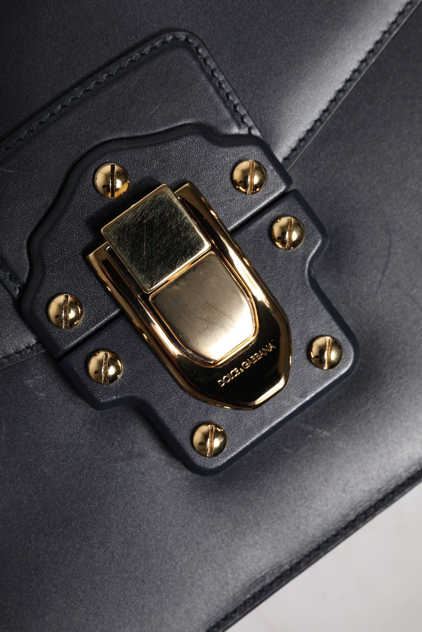 Dolce & Gabbana Schwarzes Leder Logo Gold Crossbody Handtasche