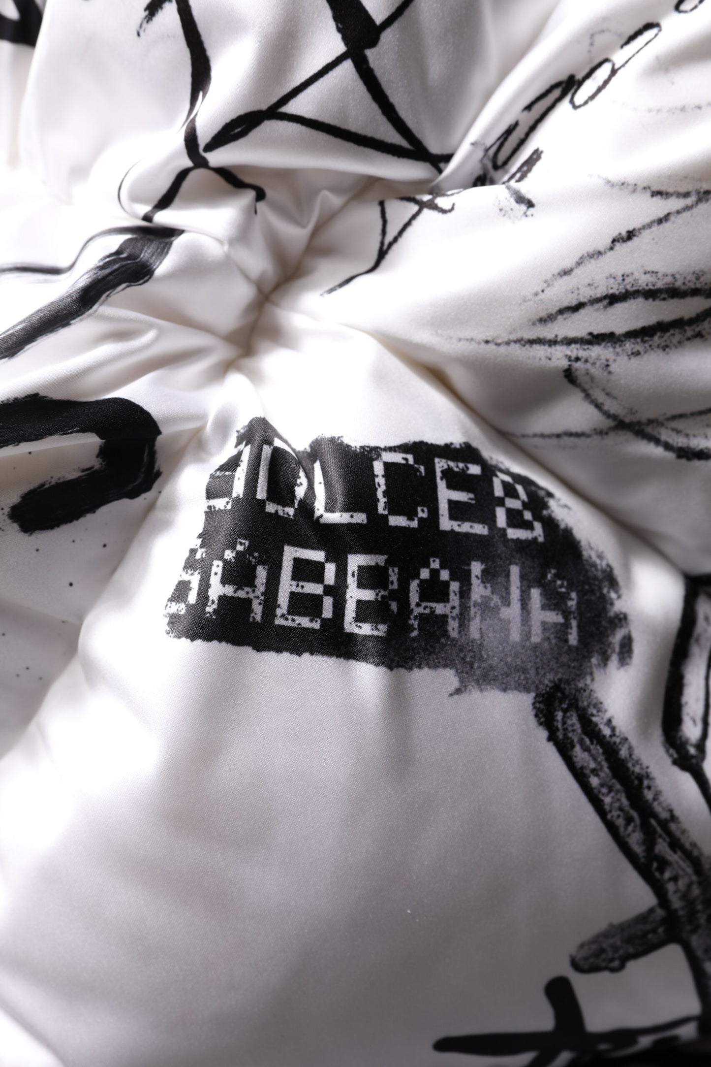 Dolce & Gabbana Steppmütze mit bedruckter Kapuze aus weißem Polyester