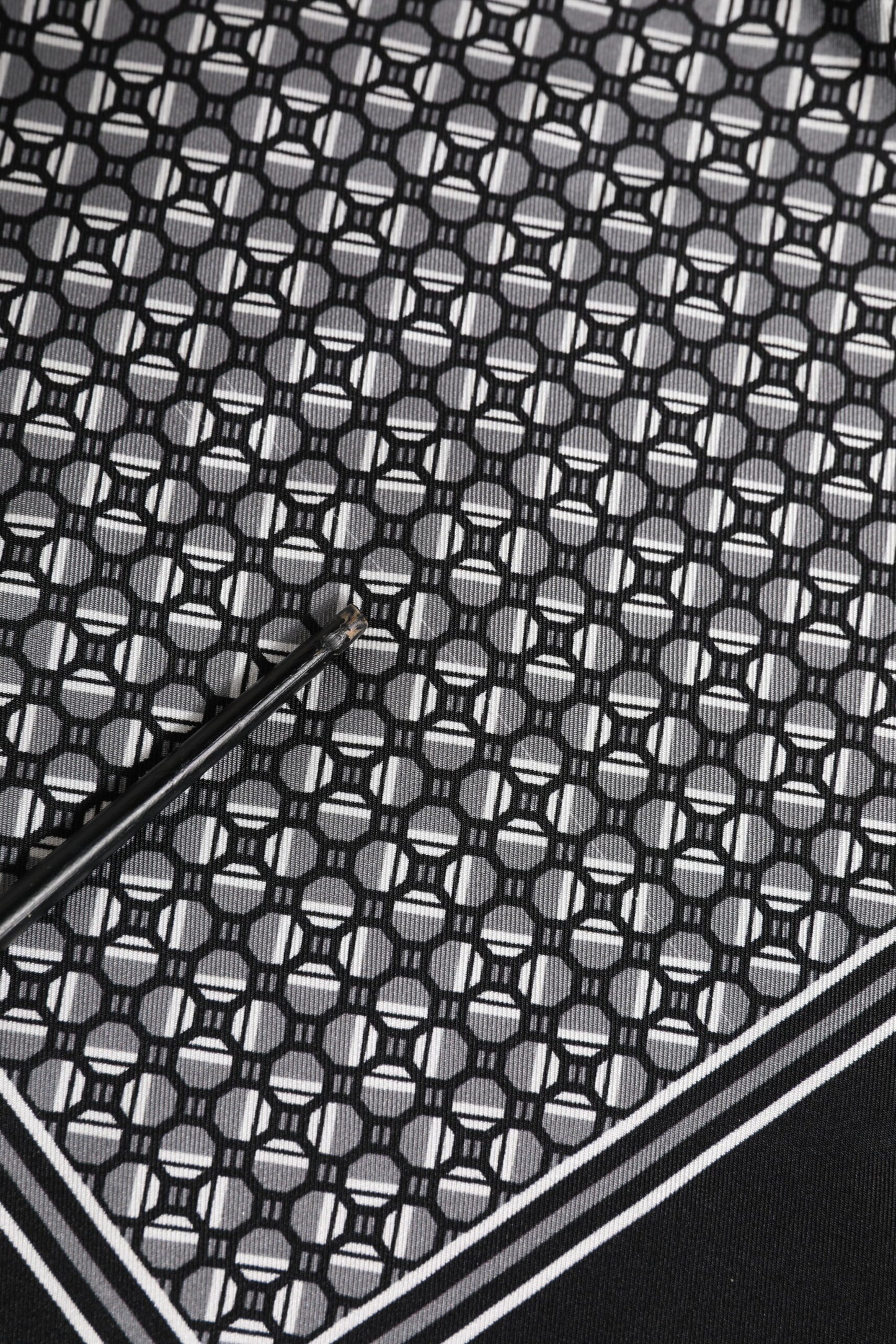 Dolce & Gabbana Schwarz-weiß gemusterter, quadratischer Foulardschal