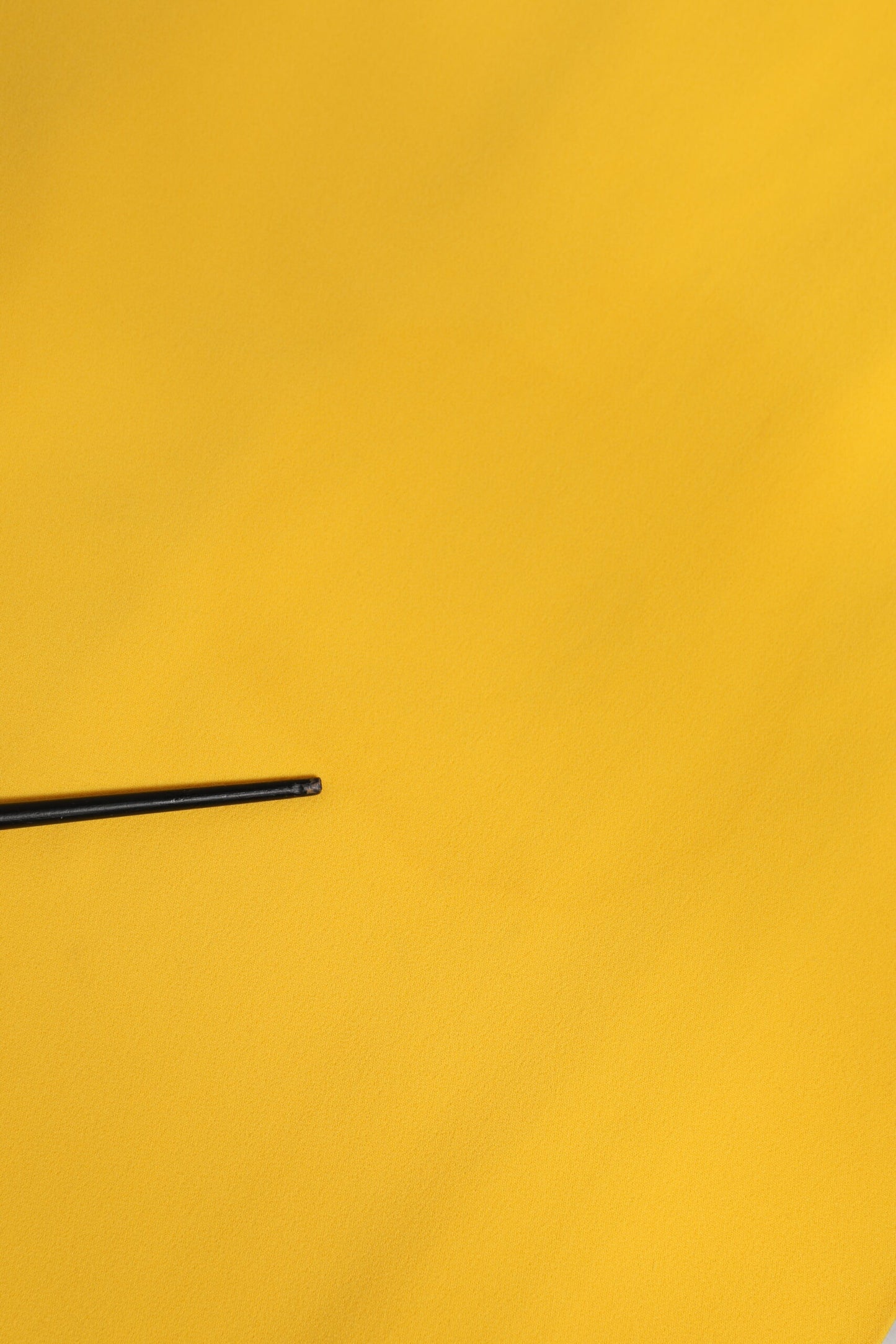 Dolce & Gabbana Gelbes Midikleid mit einem Schulterschlitz und Mantel