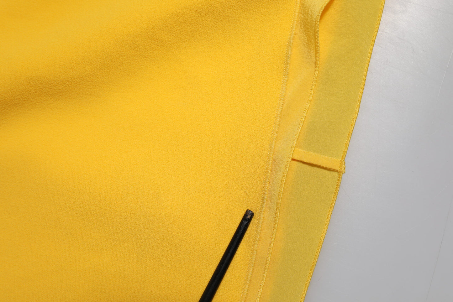 Dolce & Gabbana Gelbes Etuikleid mit Seitenschlitz und einer Schulter