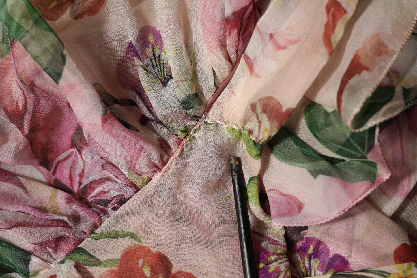 Dolce & Gabbana Rosa gestuftes langes Maxikleid mit Blumendruck