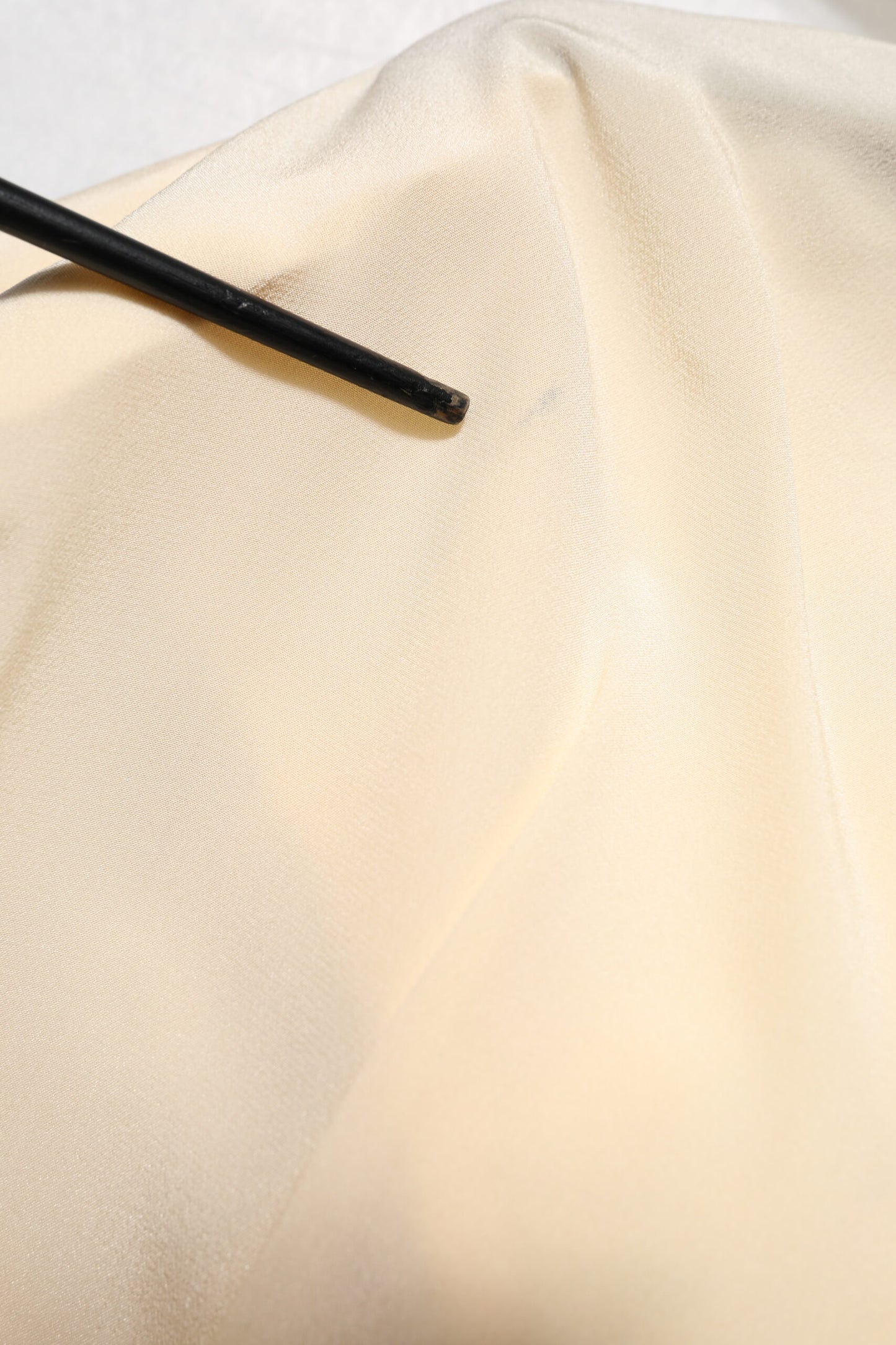 Dolce & Gabbana Hellgelbe Seidenbluse mit Ascot-Kragen