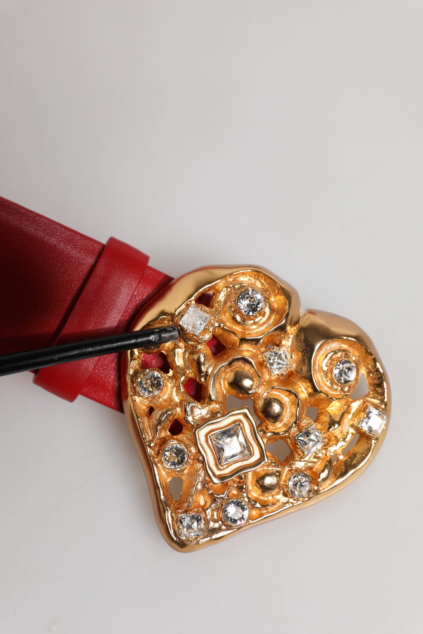 Dolce & Gabbana Roter Kalbsledergürtel mit verzierter Metallschnalle