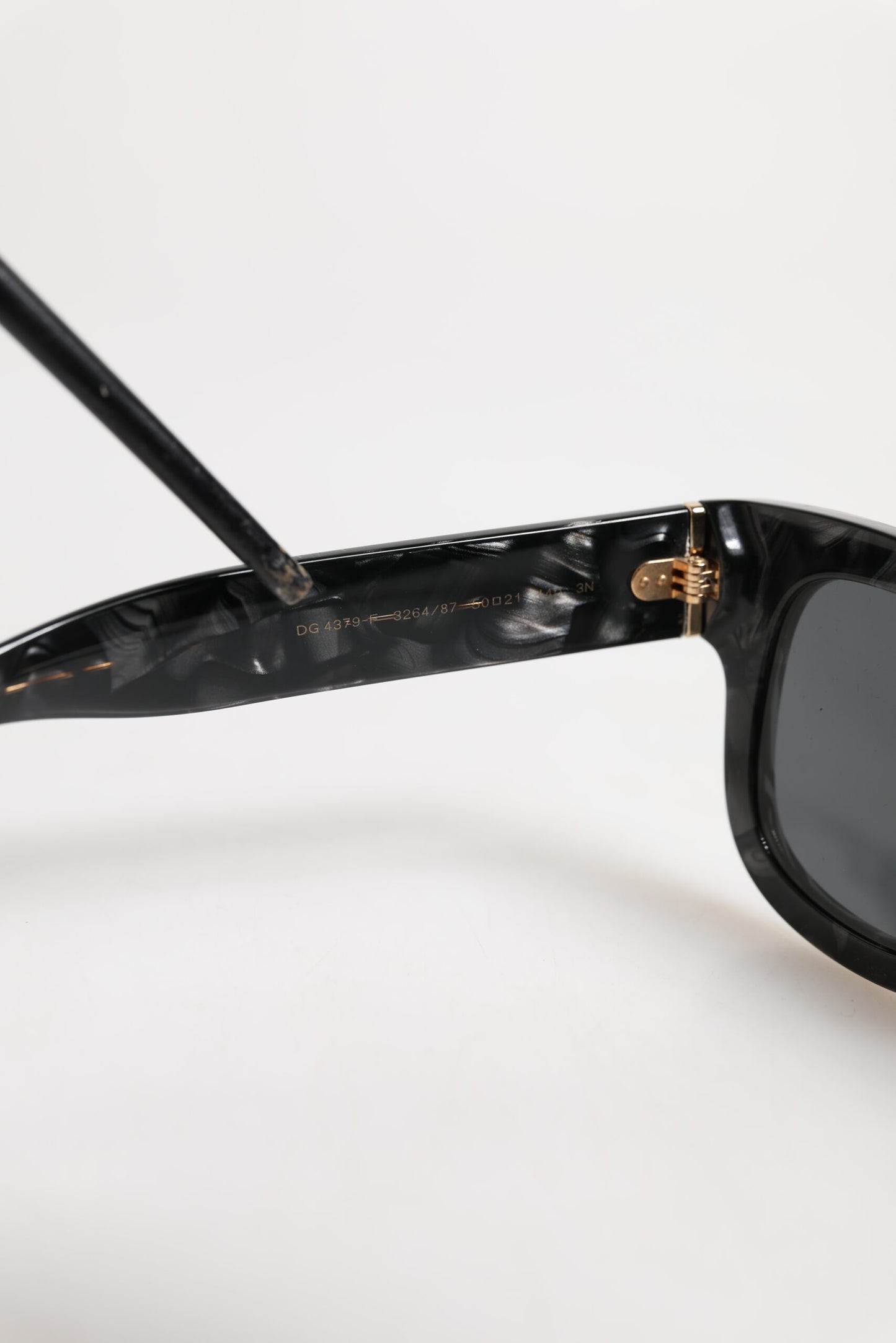Dolce & Gabbana Perlweißes Acetatgestell Domenico Deep Shades Sonnenbrille