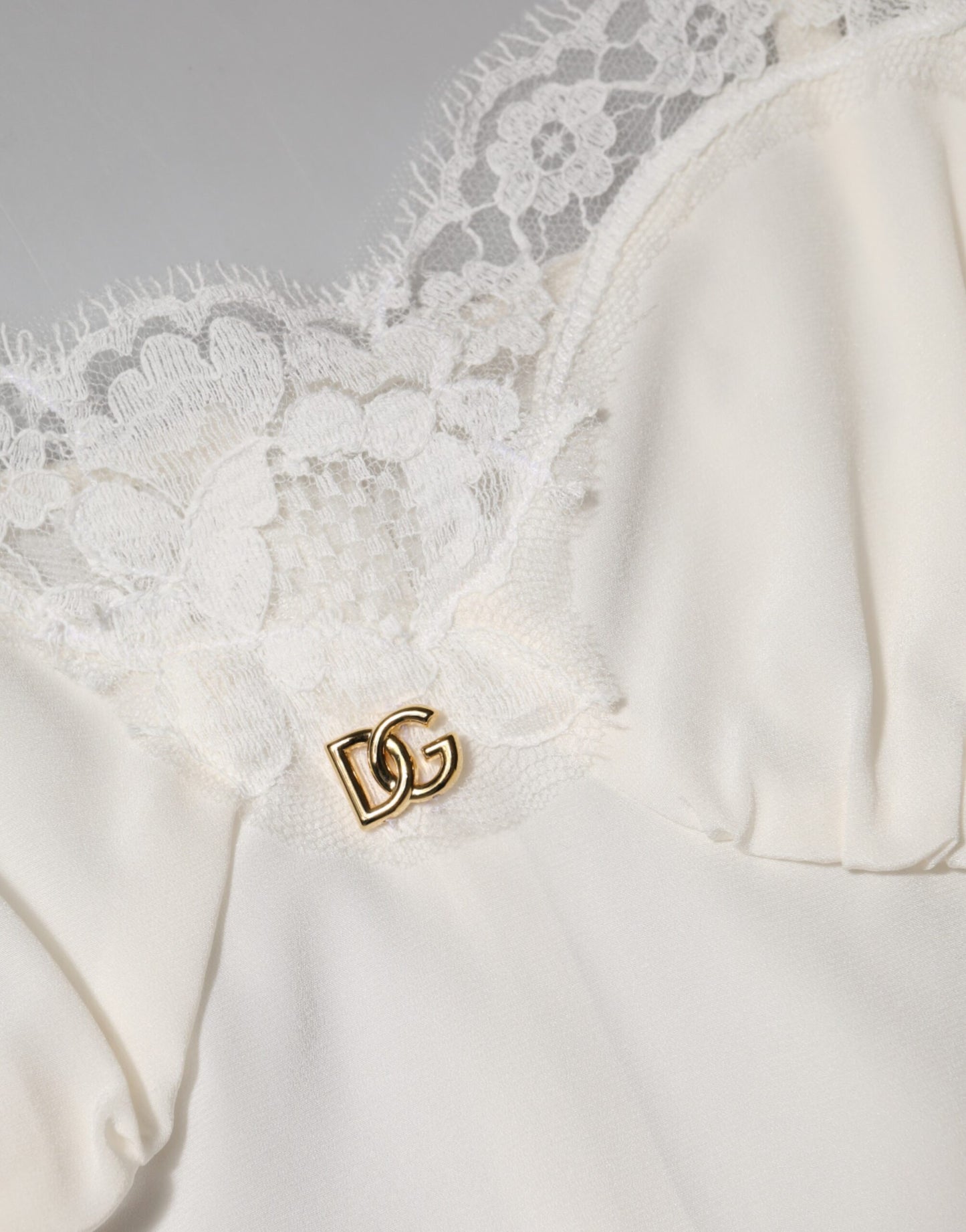 Dolce & Gabbana Weißes Spitzenkleid mit goldenem DG-Logo aus Seide Nachtwäsche