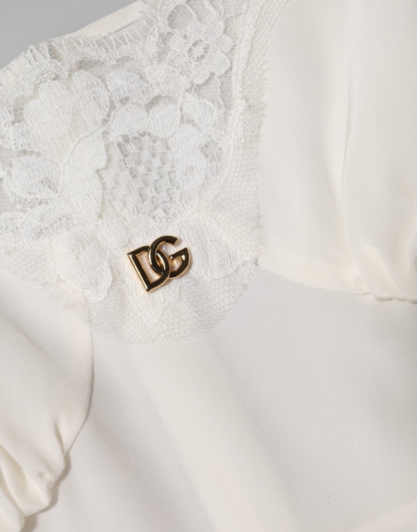 Dolce & Gabbana Weißes Spitzenkleid mit goldenem DG-Logo aus Seide Nachtwäsche
