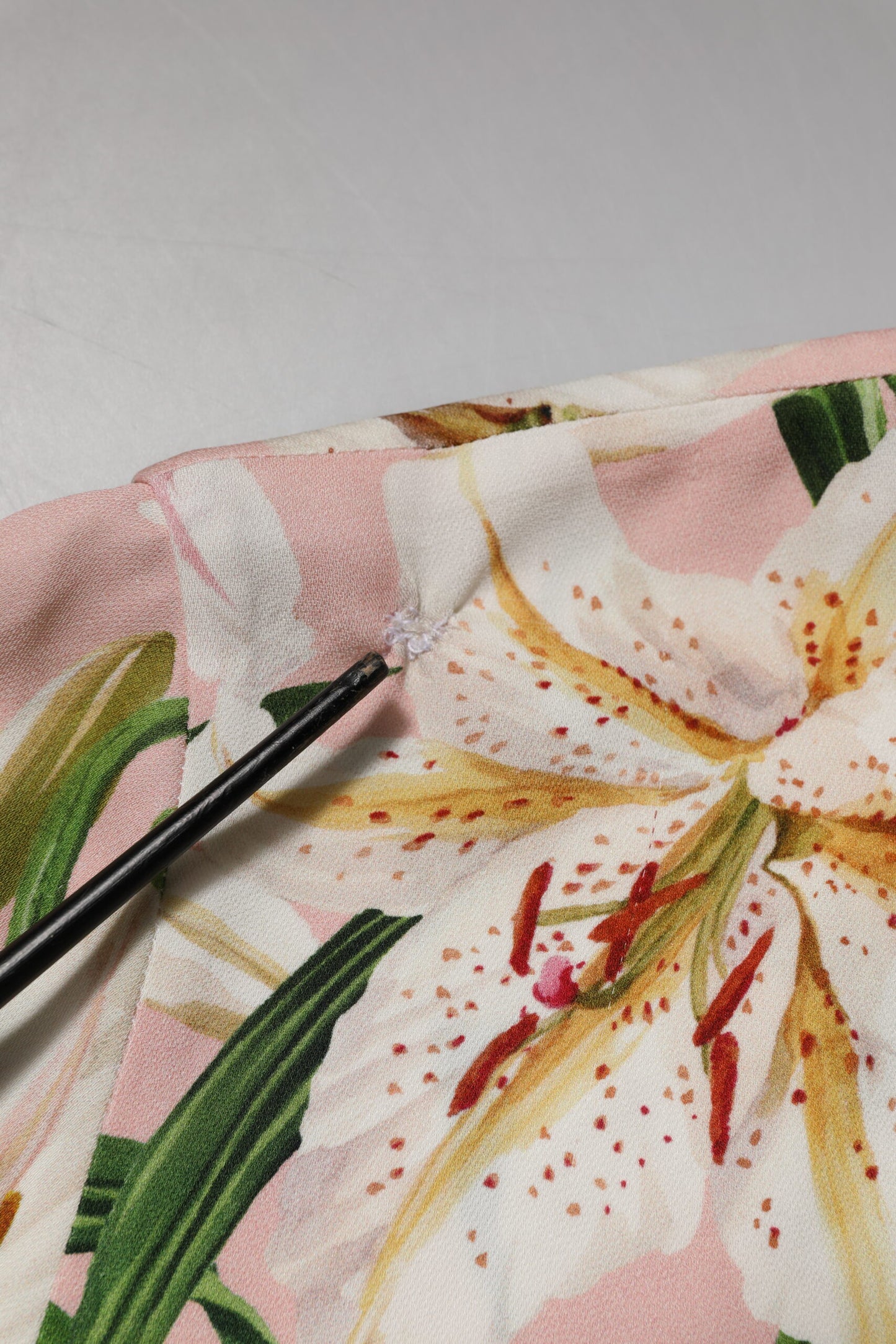 Dolce & Gabbana Pinke Lilie Bedrucktes Blusenoberteil mit Rundhalsausschnitt