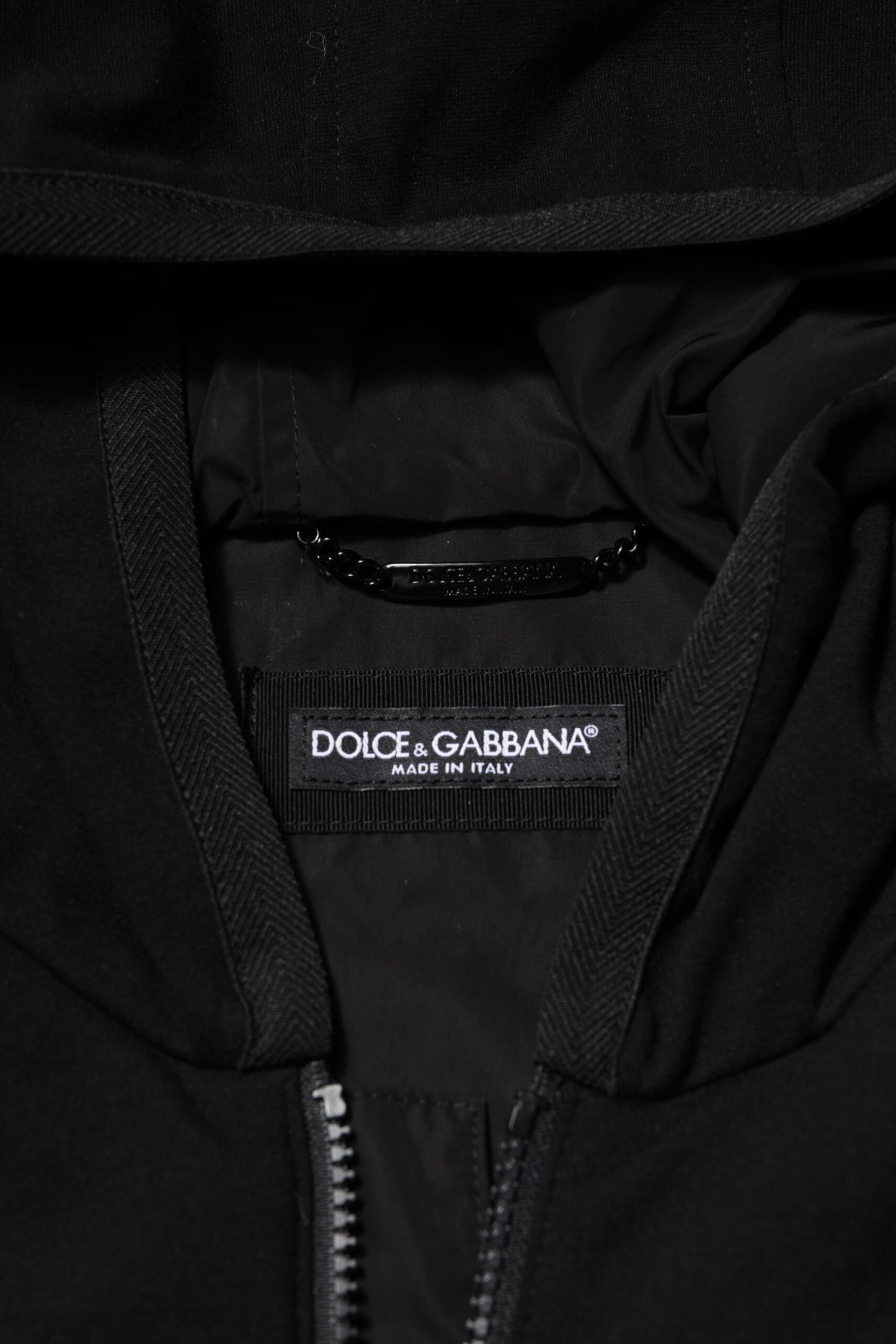 Dolce & Gabbana Schwarze ärmellose Jacke mit Kapuze und Logo-Plakette