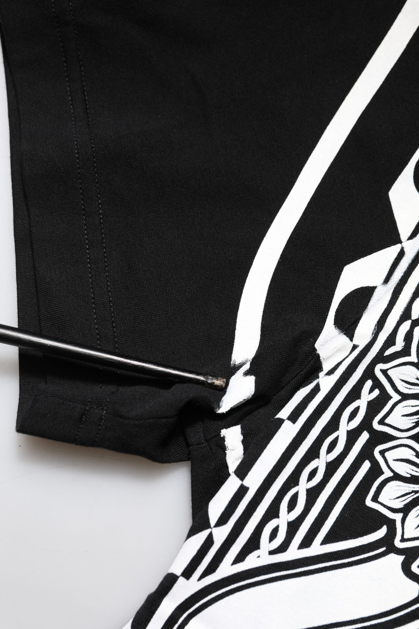 Dolce & Gabbana Schwarzes T-Shirt mit Rundhalsausschnitt aus Baumwolle mit Bandana-Druck