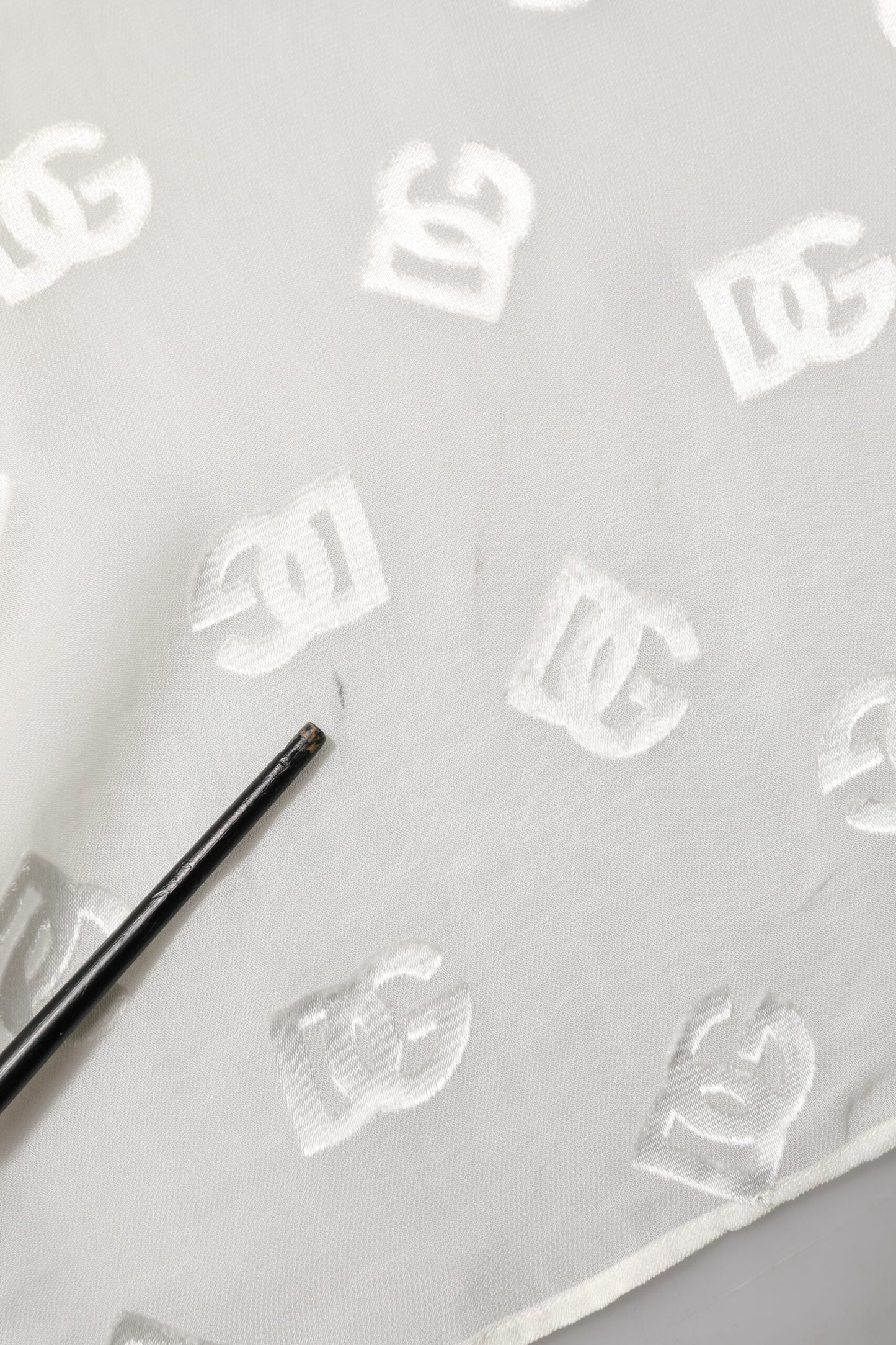 Dolce & Gabbana Weißes Logo-Monogramm-Oberteil mit Ascot-Kragen