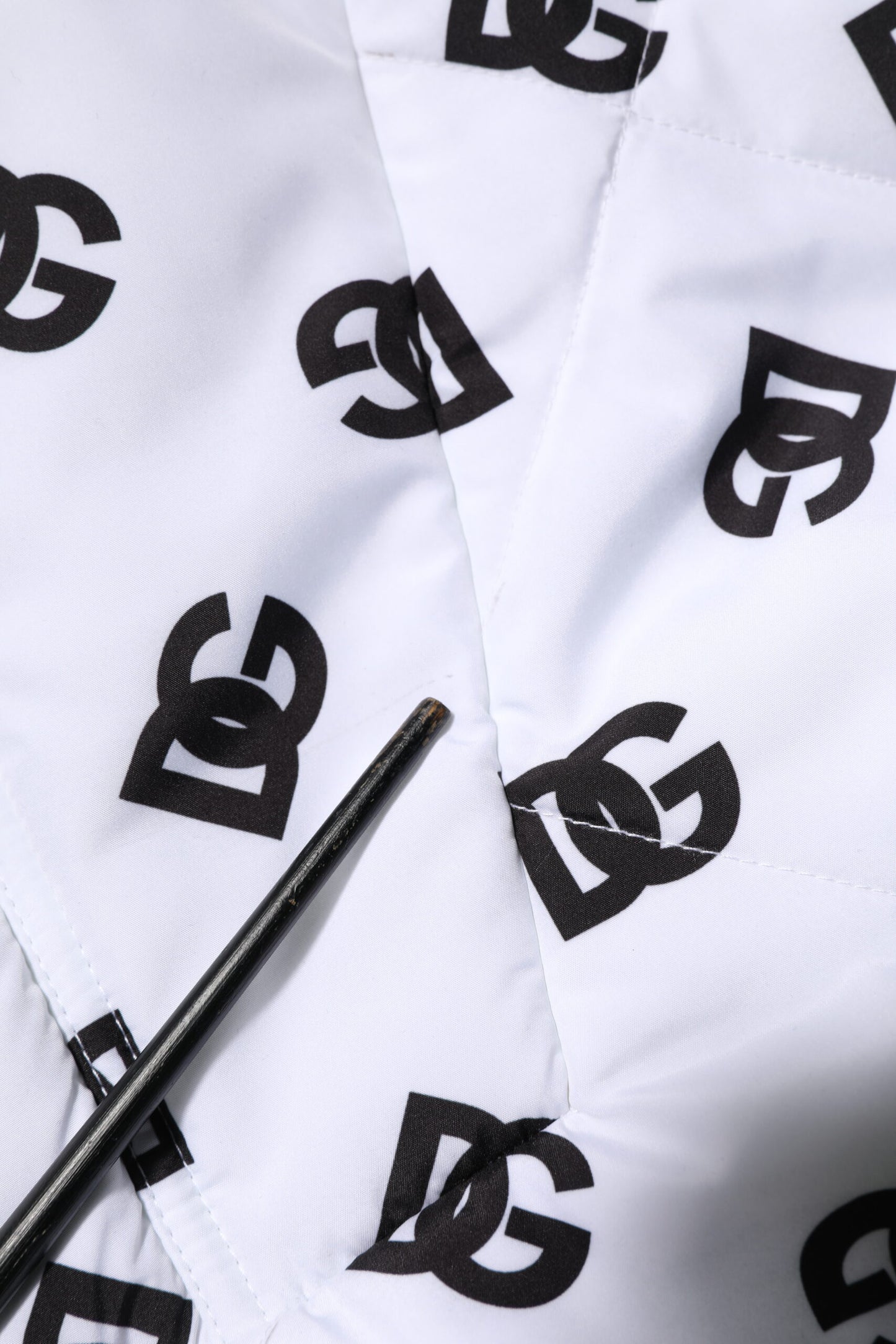 Dolce & Gabbana Weiße DG Monogramm Steppjacke mit Kapuze