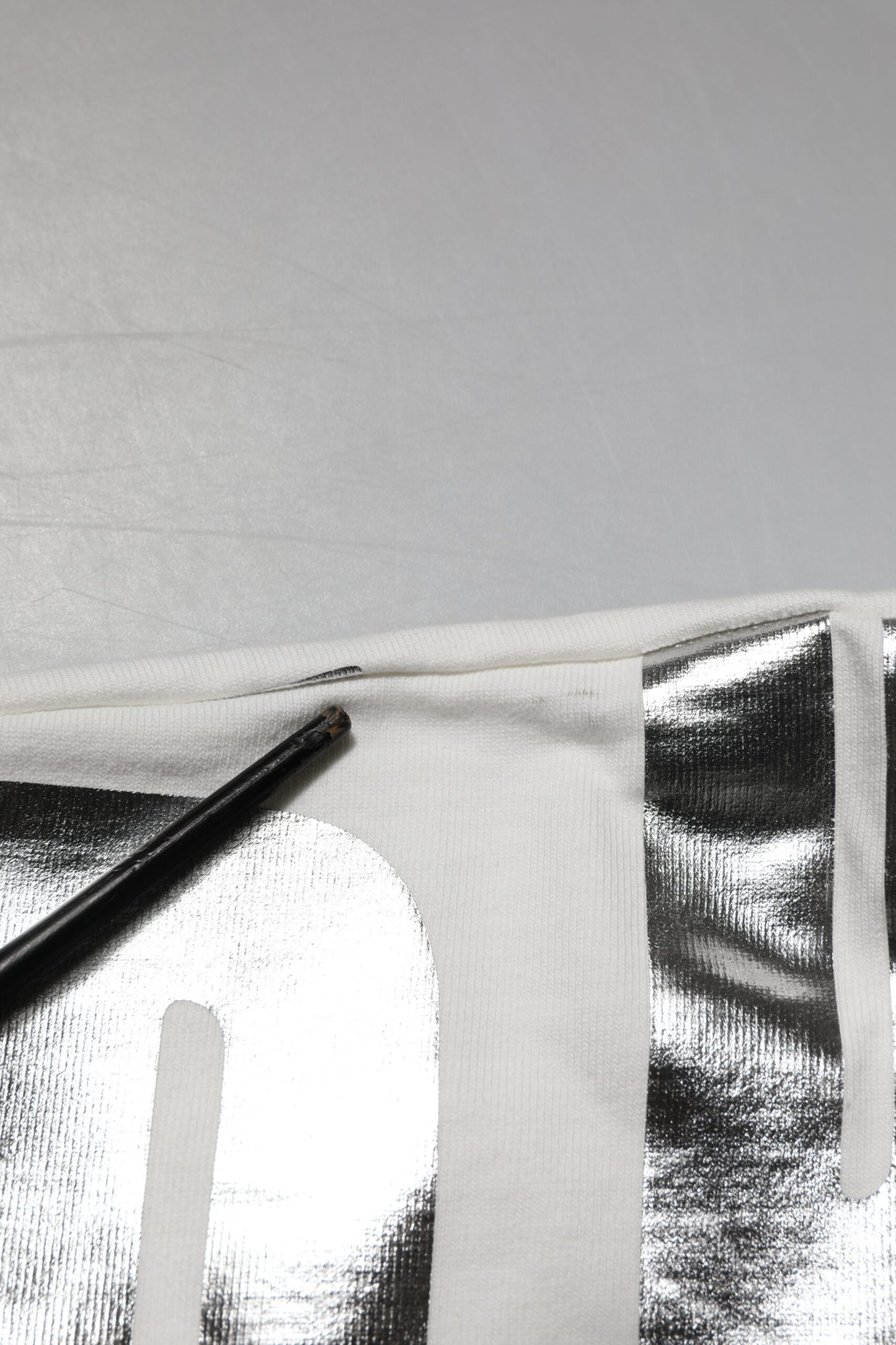 Dolce & Gabbana Weißes T-Shirt mit Metallic-Druck aus Baumwolle mit Rundhalsausschnitt