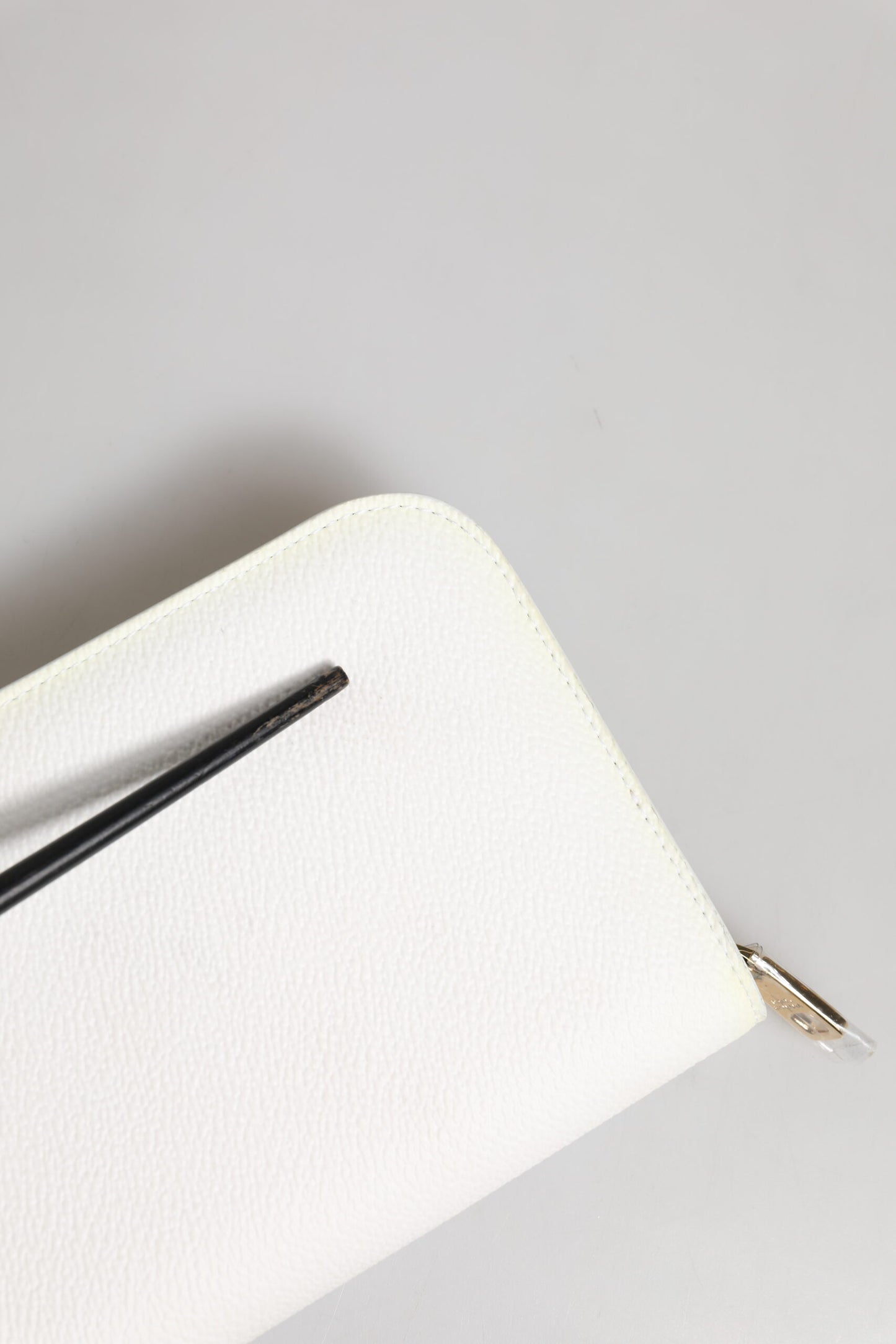 Dolce & Gabbana Weißes Leder Logo-Plakette Zip Around Continental Brieftasche