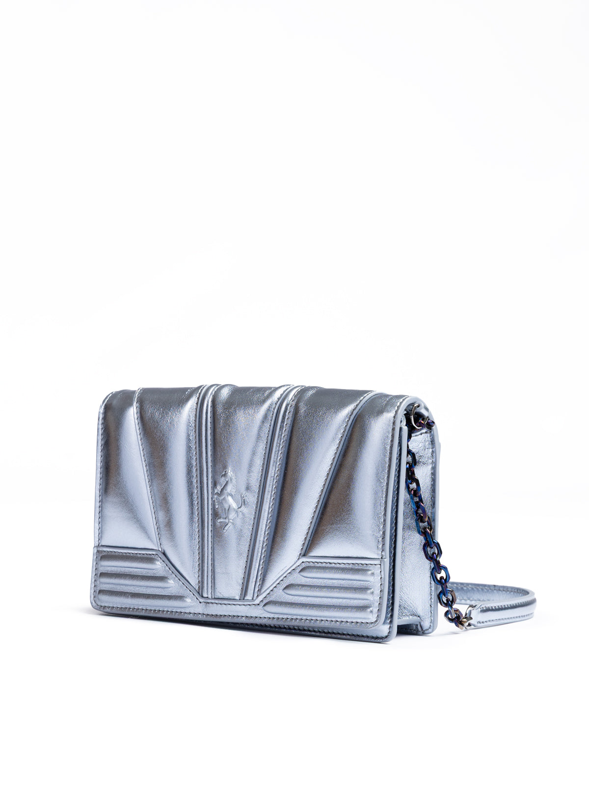 Ferrari Metalltasche aus hellblauem GT-Lackleder mit Kette