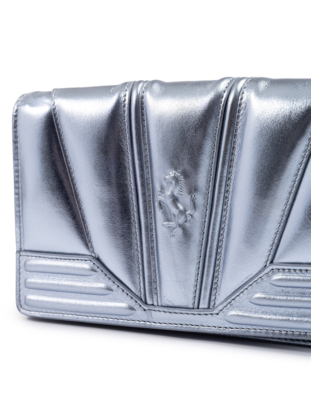 Ferrari Metalltasche aus hellblauem GT-Lackleder mit Kette