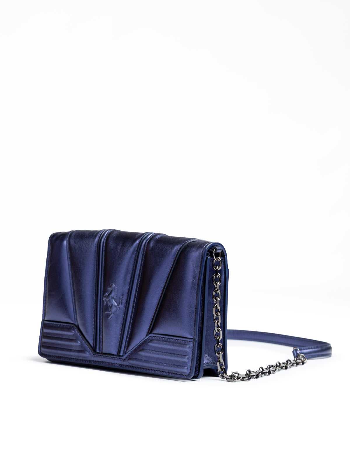 Ferrari Blaue GT-Lackleder-Tasche aus Metall mit Kette