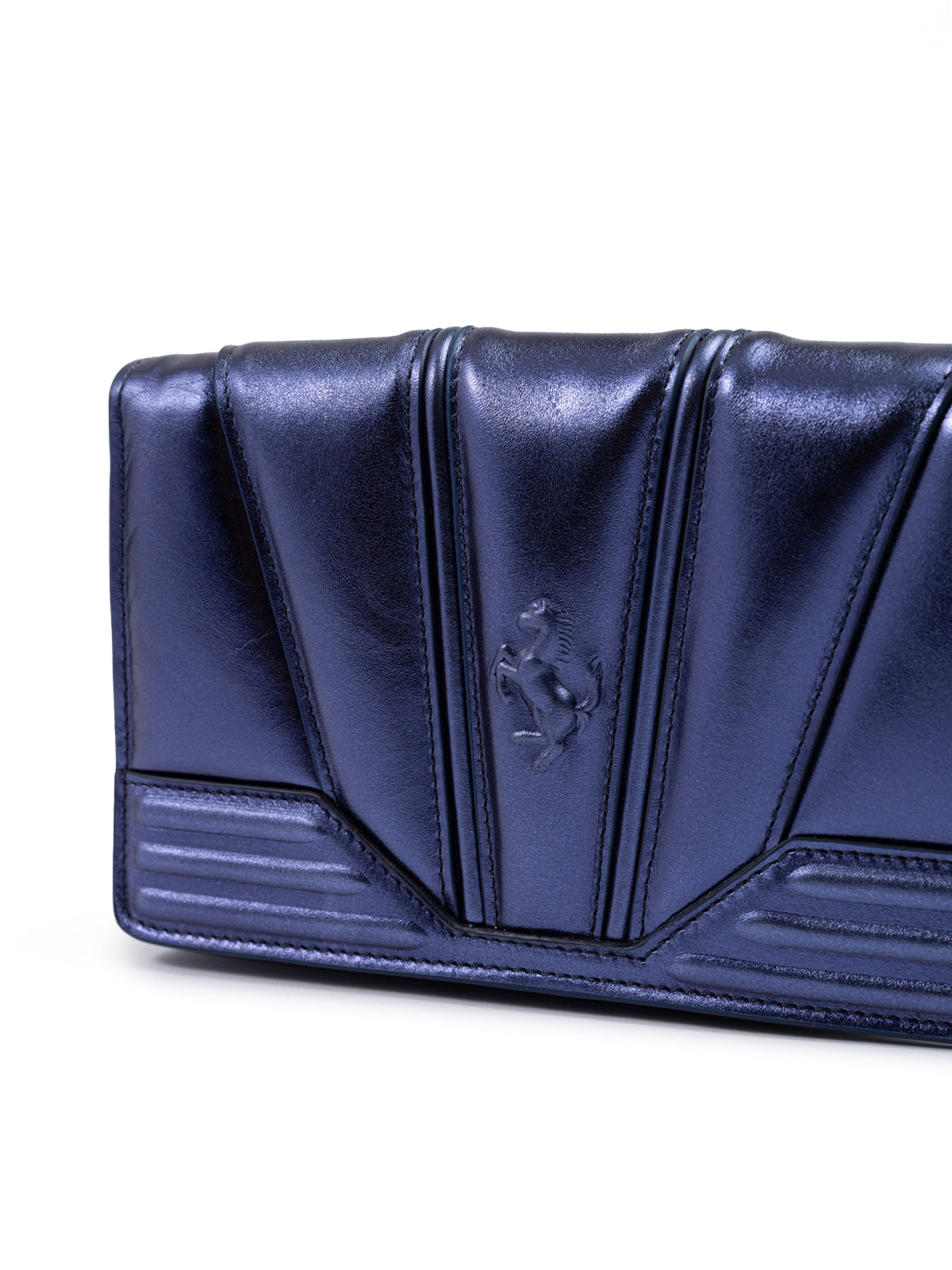 Ferrari Blaue GT-Lackleder-Tasche aus Metall mit Kette