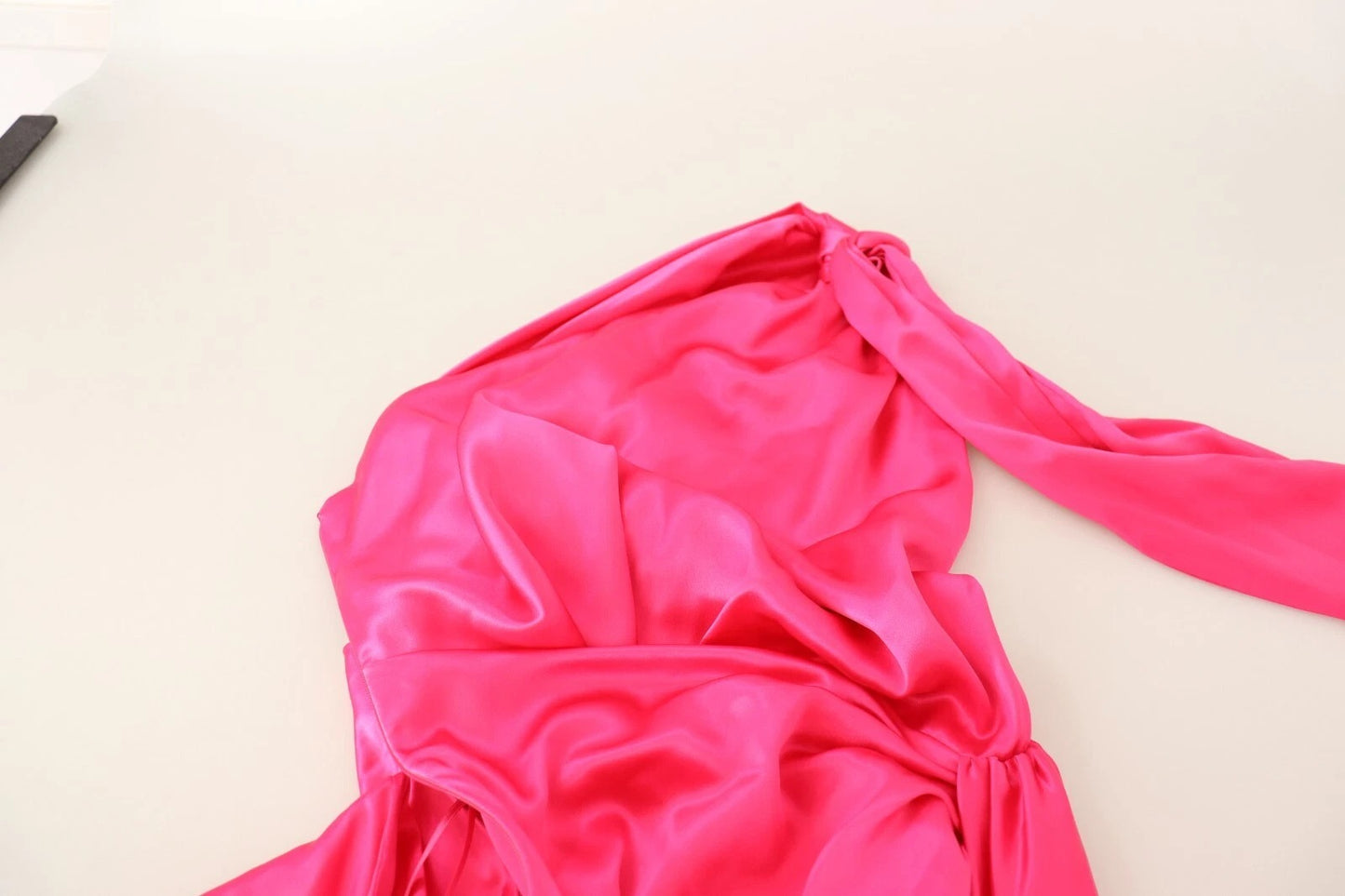 Dolce & Gabbana Rosa Etuikleid aus Seide mit offener Schulter