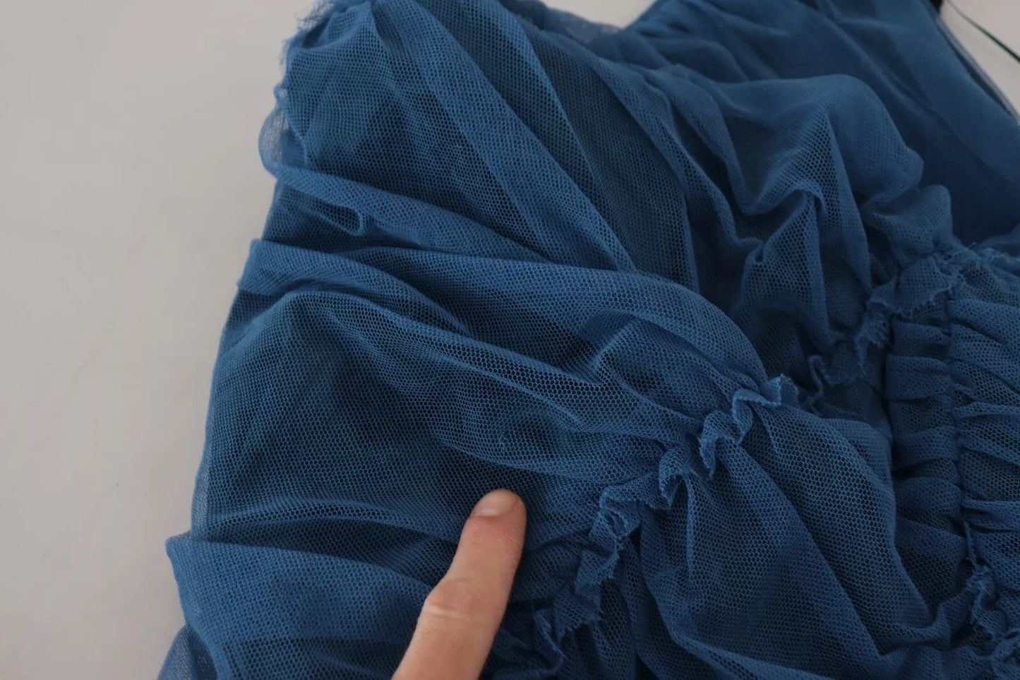 Dolce & Gabbana Blaues Etuikleid aus gerüschtem Tüll mit Maschenbesatz