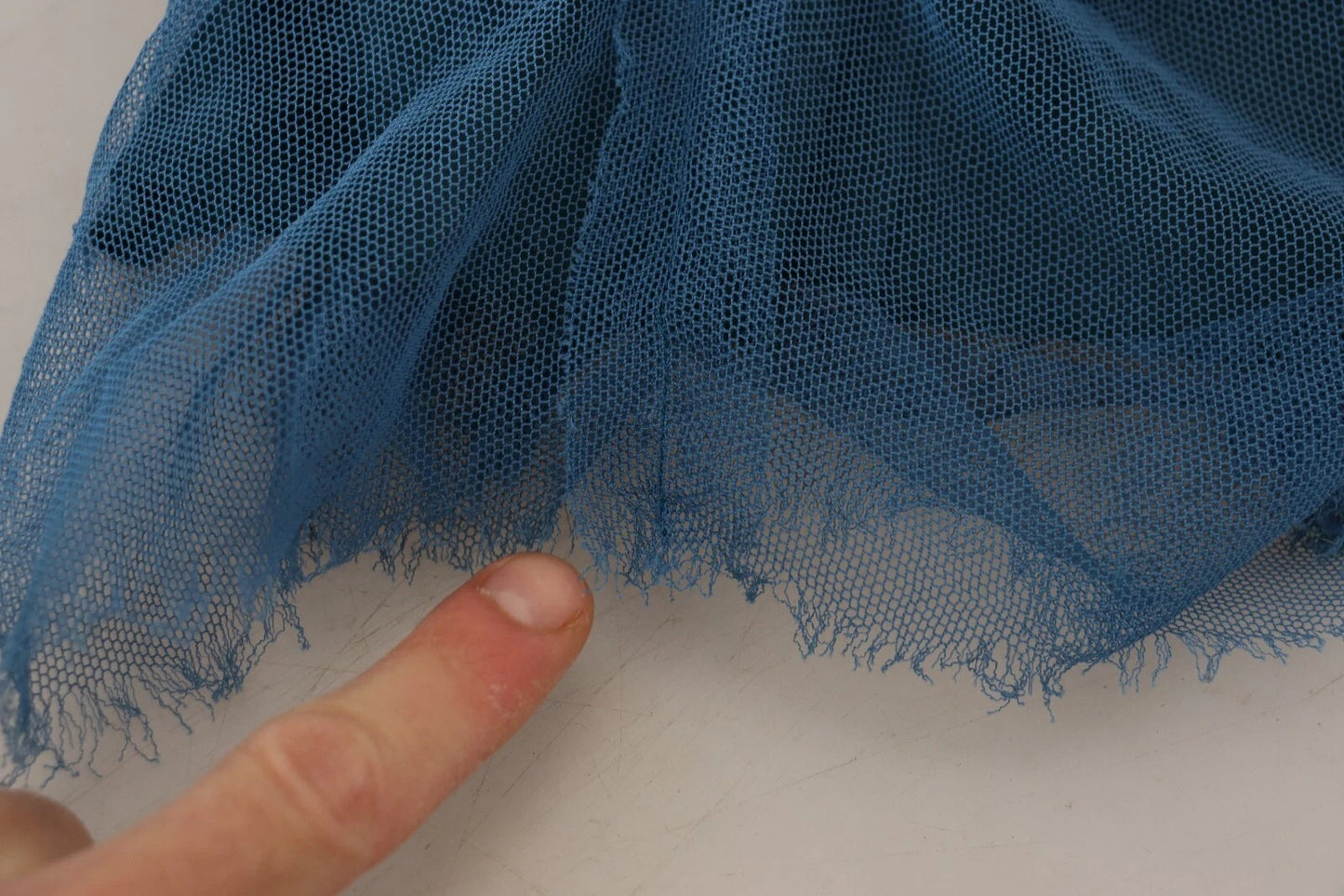 Dolce & Gabbana Blaues Etuikleid aus gerüschtem Tüll mit Maschenbesatz