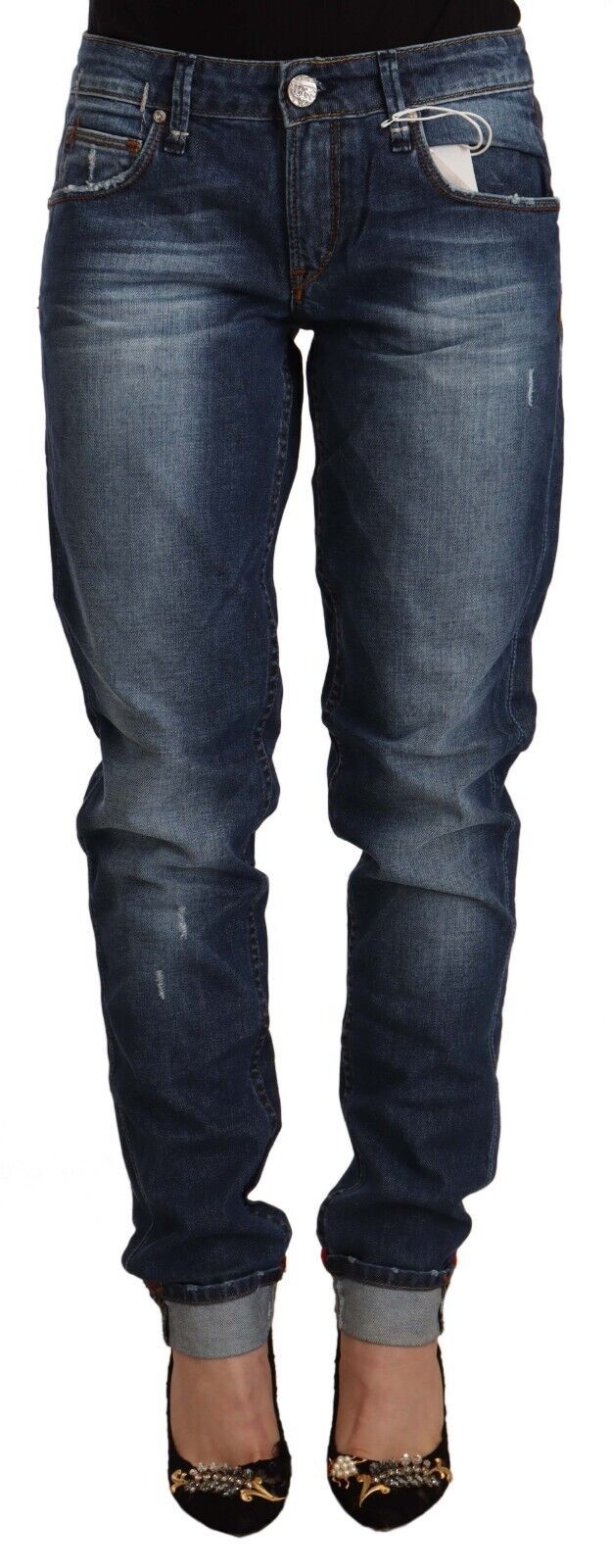Acht Blaue gewaschene Jeans mit schmalem Bund und gefaltetem Saum aus Denim
