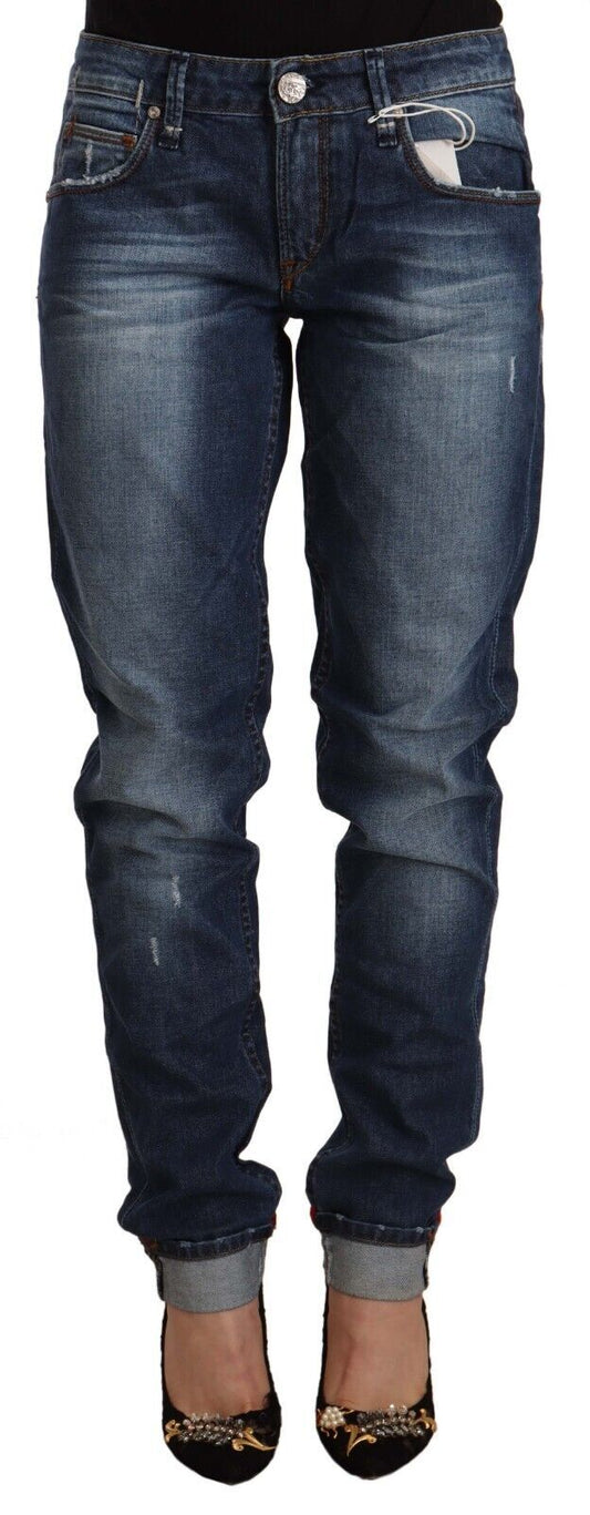 Acht Blaue gewaschene Jeans mit schmalem Bund und gefaltetem Saum aus Denim
