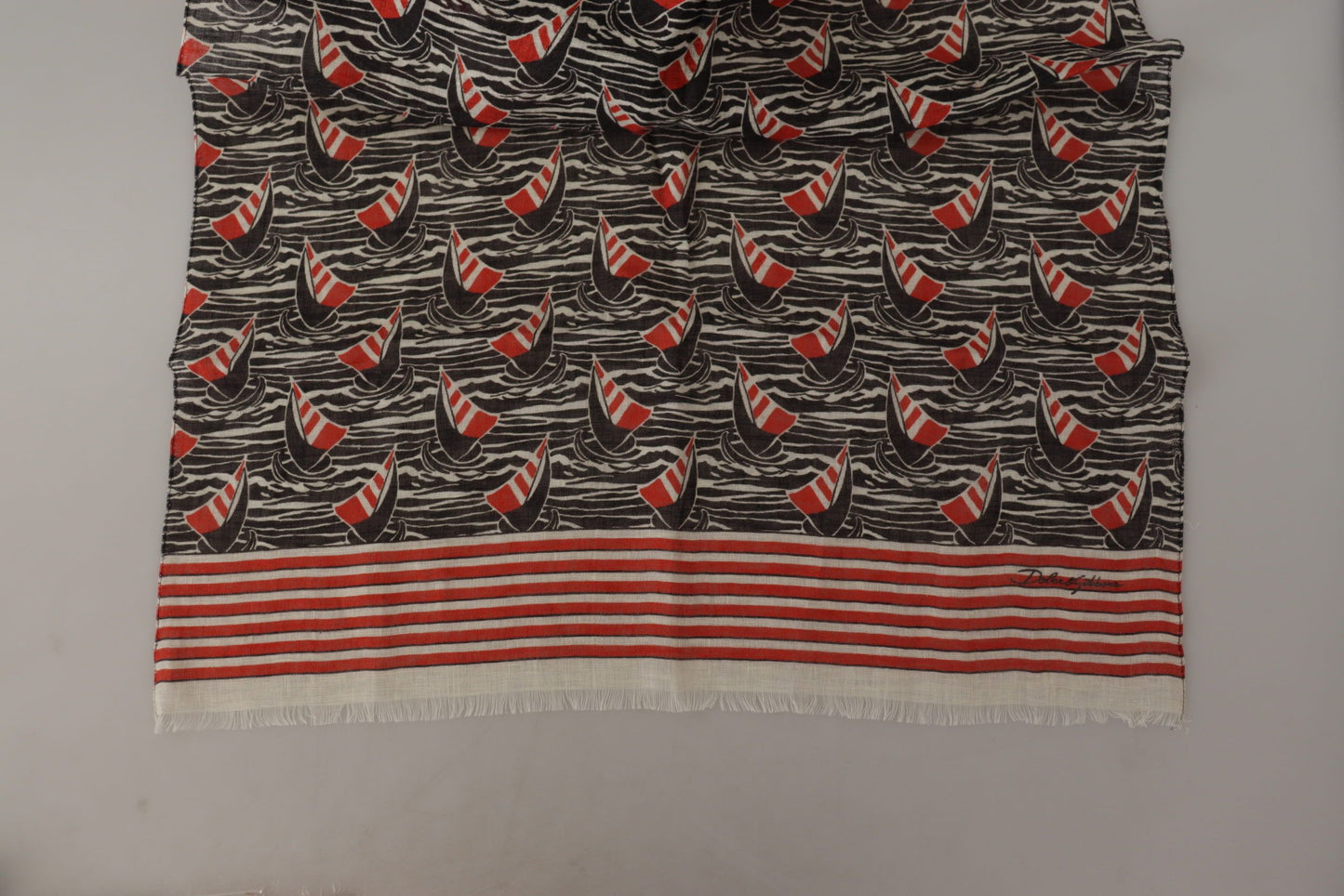 Dolce & Gabbana Schwarzer roter Leinenschal mit Segelboot-Streifendruck